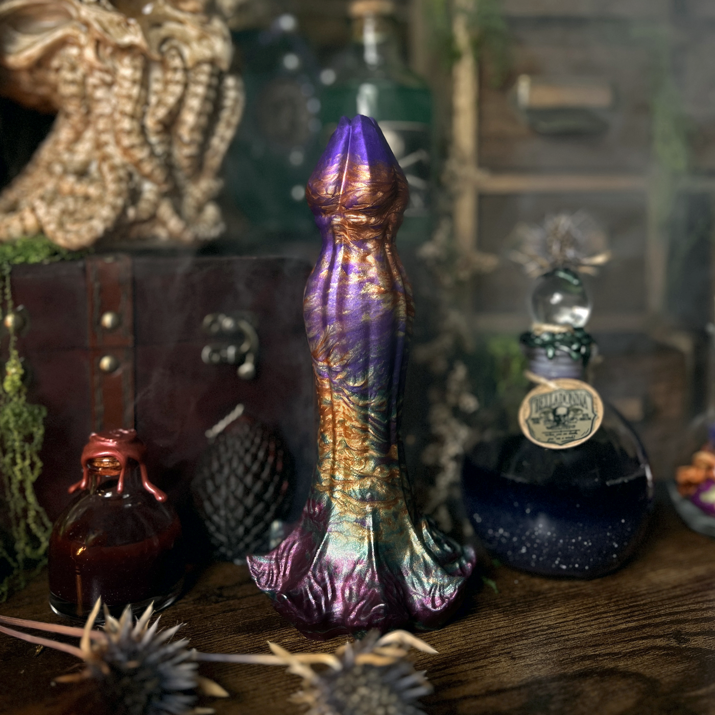 Dildo violet en silicone au style sorcière d'halloween. Nymf Elixir est un sextoy fantasy floral de Fera Daemon.
