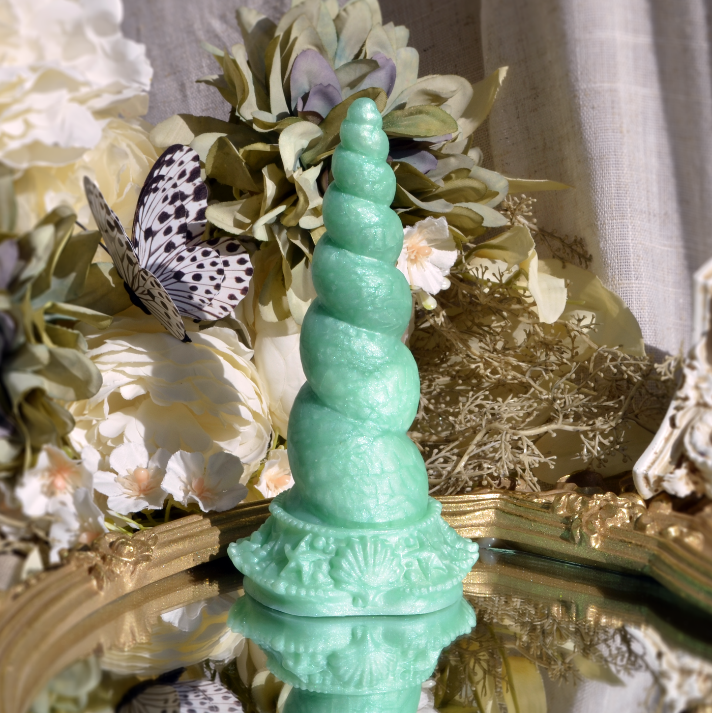 Dildo fantasy en silicone en forme de corne de licorne vert menthe torsadé de  la marque de sextoys français Fera Daemon.