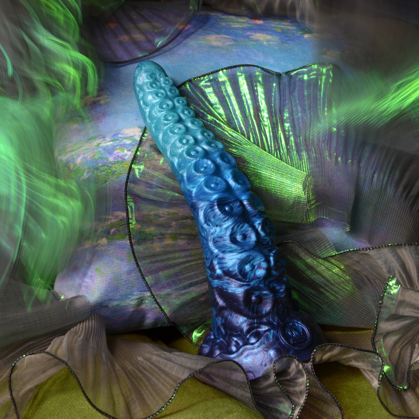 Dildo tentacule bleu multicolore en silicone moelleux, Néa Lac des Illusions est un sextoy original de Fera Daemon