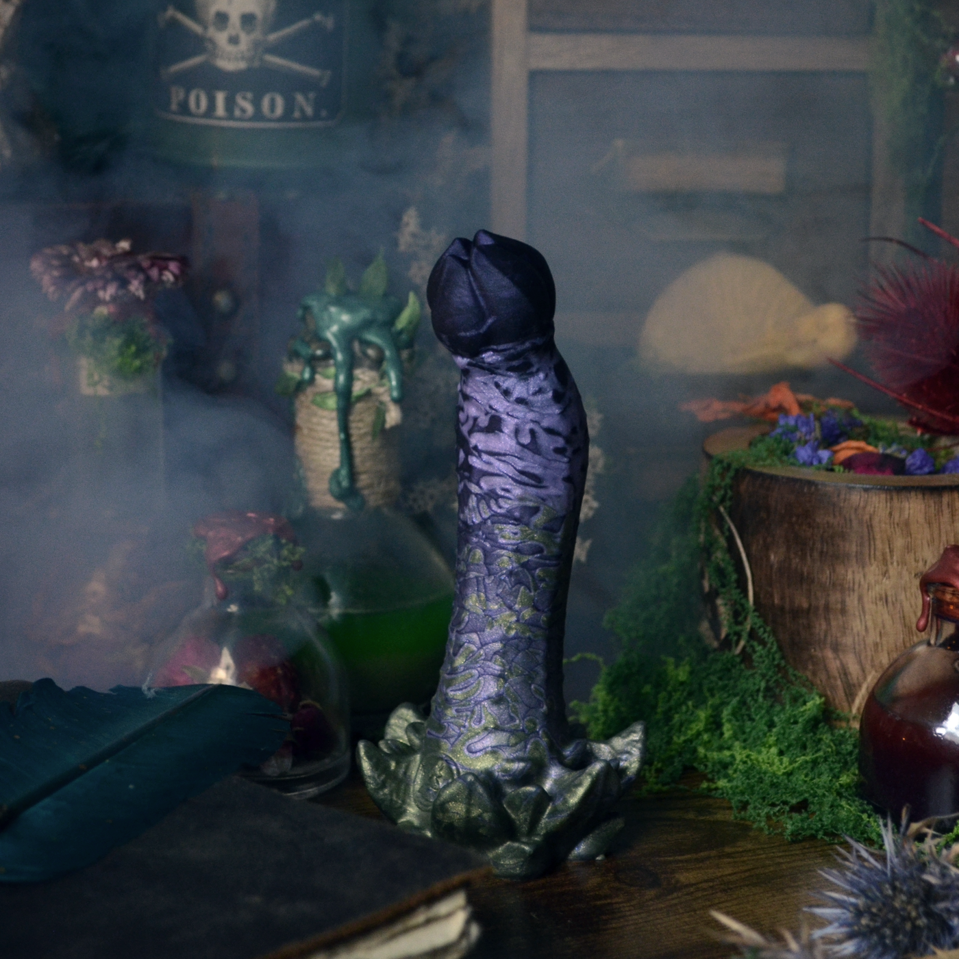 Dildo végétal noir violet et kaki en silicone médical, idéal pour les cosplays sexy witch ou succube.