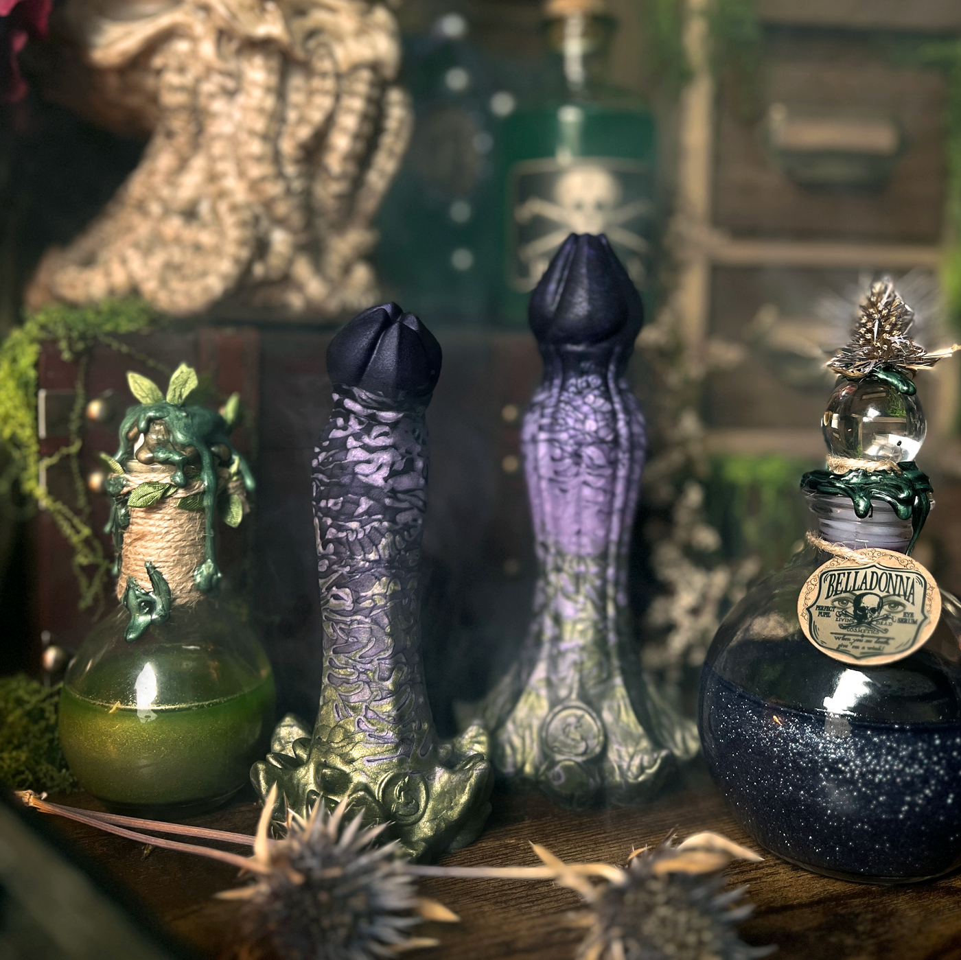 Dildo witchy et floral de Fera Daemon, Nymf Belladone est un sextoy fantasy noir lilas et kaki créé pour Halloween
