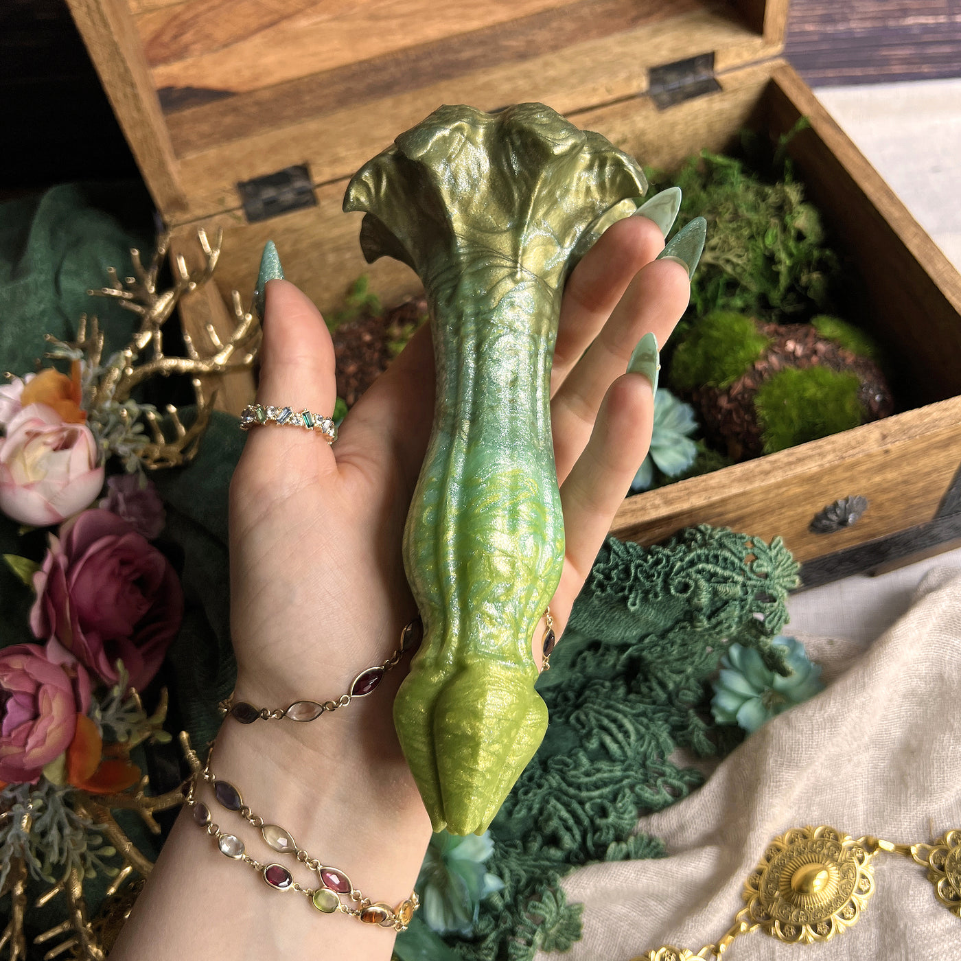 Dildo artistique dans un camaïeu de verts à l'ambiance elfique et fantaisie, le modèle Nymf Marais Féérique de la marque Fera Daemon est un gode artisanal et personnalisable de luxe