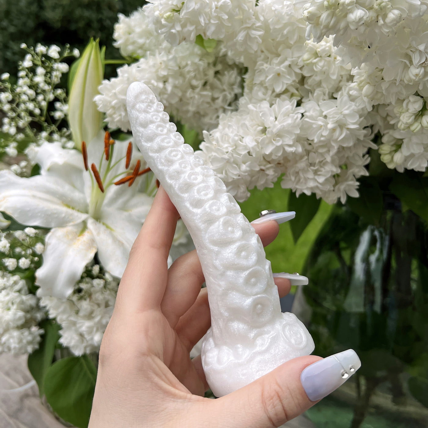 Dildo blanc nacré en forme de tentacule en silicone moelleux et souple, un sextoy efficace et décoratif