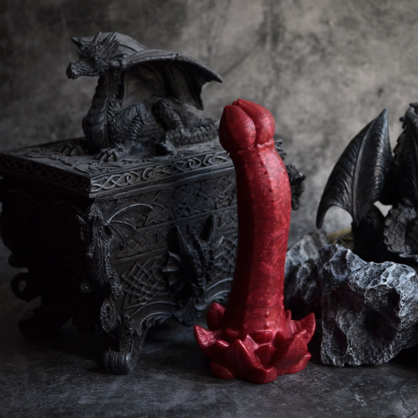 Le dildo Nymf Arquée en rouge, avec sa courbe caractéristique pour la stimulation du point G