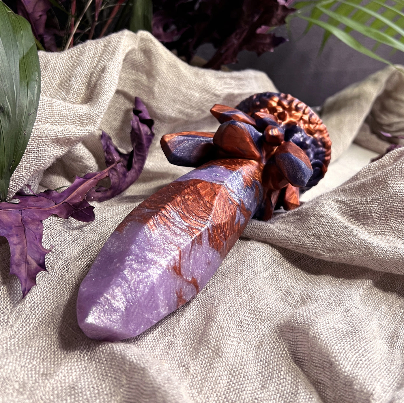 Dildo cristal lisse avec les arêtes des pierres précieuses brutes, un design original de sextoy inspiré des mondes fantaisies