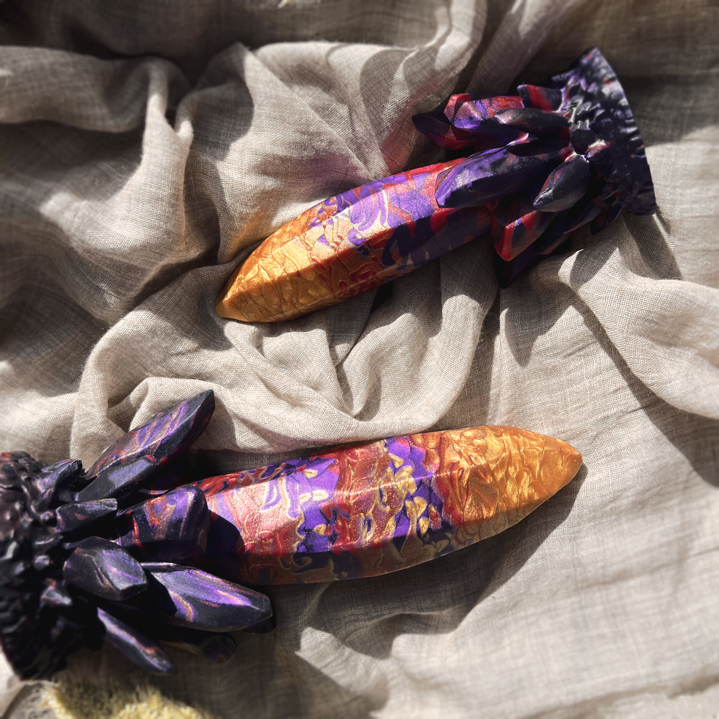 Dildo cristal aux effets de marbres multicolore, ce sextoy au design fantasy est un mélange intense d'or, de rouge et de violet