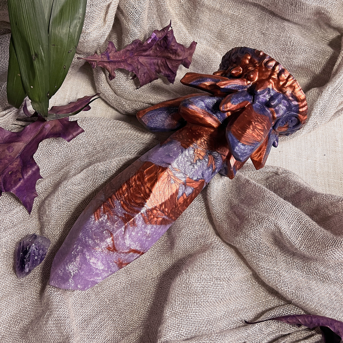 Dildo cristal de couleur mauve et cuivre, Echo Aerynn est un gode fantaisie inspiré des pierres et du monde minéral
