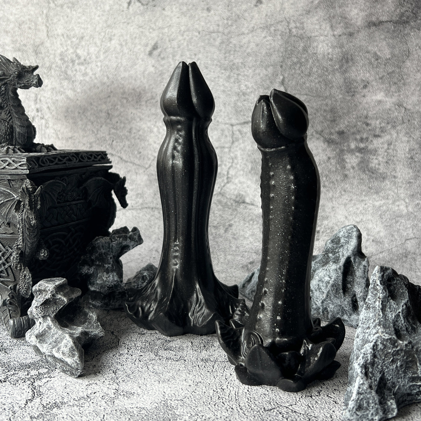 Dildo noir fantasy en forme de fleur, un sextoy à l'esthétique BDSM Made in France de la marque Fera Daemon