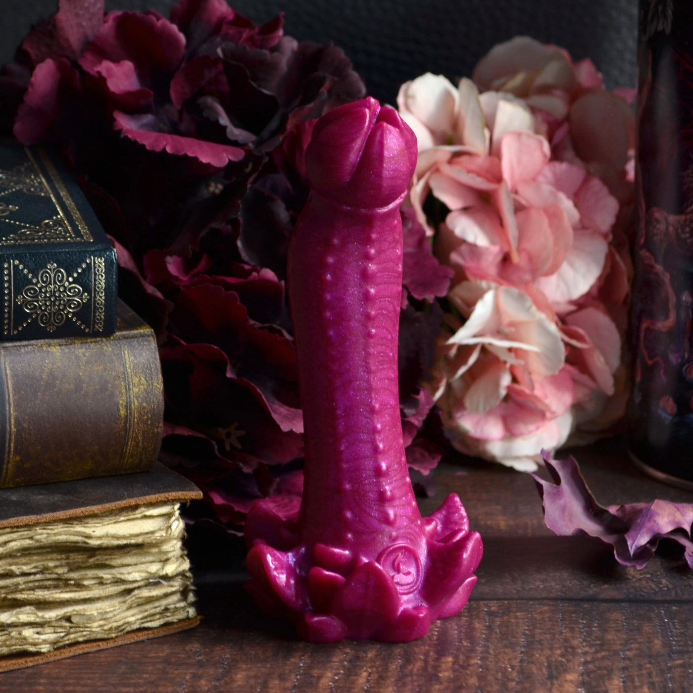 Dildo fantasy rose framboise en silicone moelleux avec une atmosphère romantique