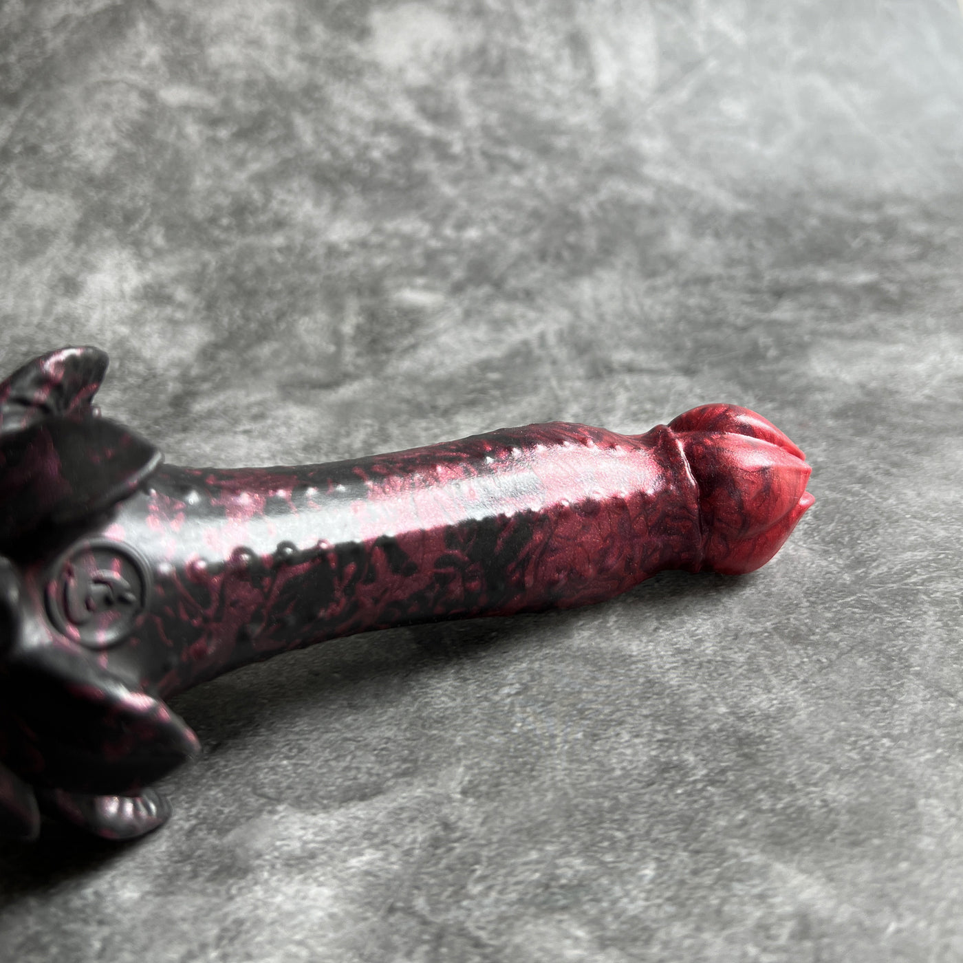 Dildo fantasy rouge et noir en forme de plante carnivore dark academia, un sextoy en silicone moelleux et souple