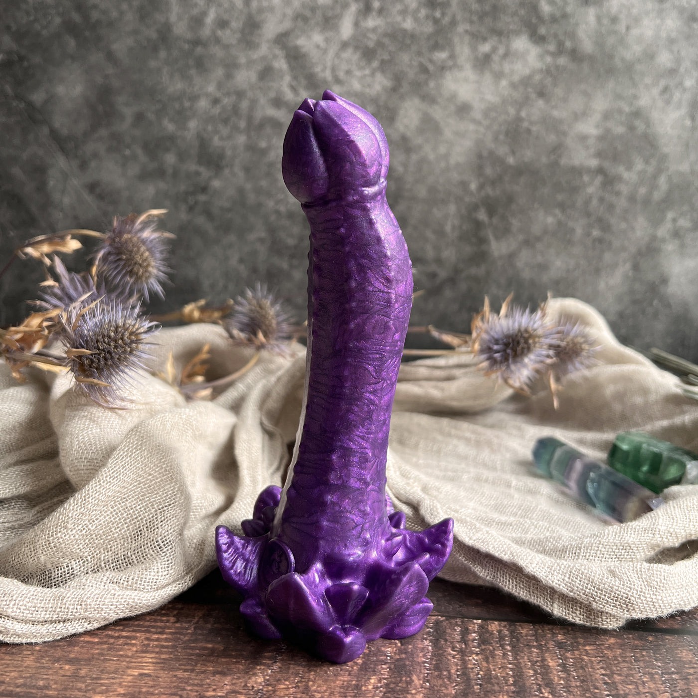 Dildo en forme de fleur violette, le modèle Nymf Arquée est idéalement arrondi pour stimuler le point G