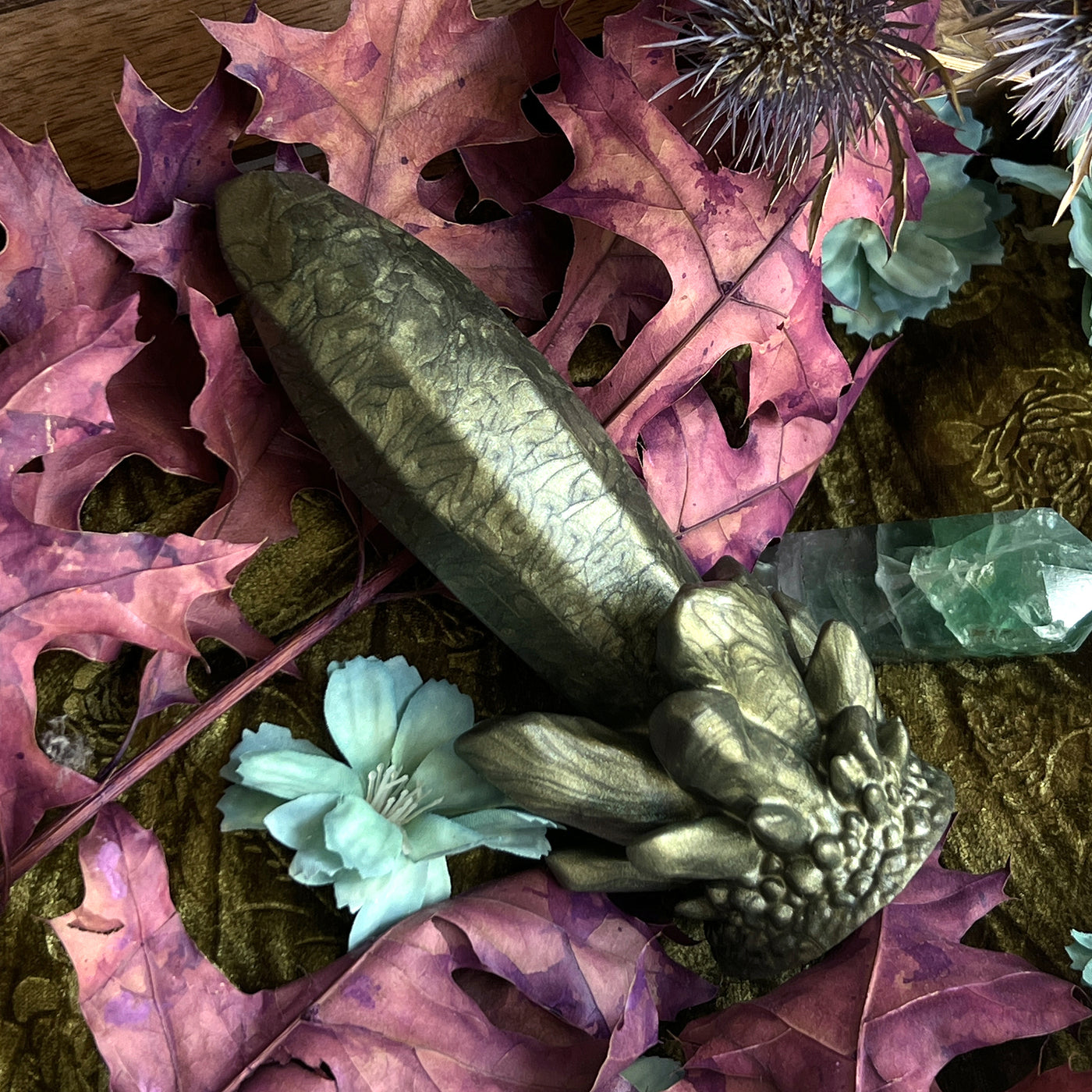 Dildo kaki en forme de cristal elfique au design fantasy, le sextoy Echo Feuille d'Ilvine a un design original et fantasy par Fera Daemon