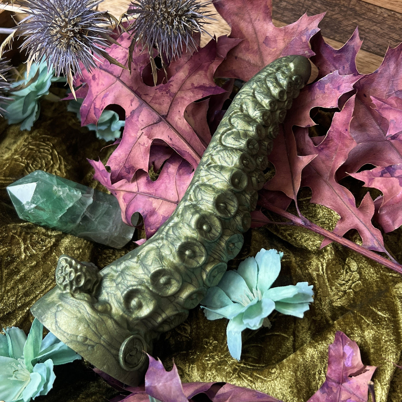 Dildo tentacule vert kaki en silicone au design elfique et féérique, le modèle Néa Feuille d'Ilvine par la marque Fera Daemon est le sextoy fantasy idéal