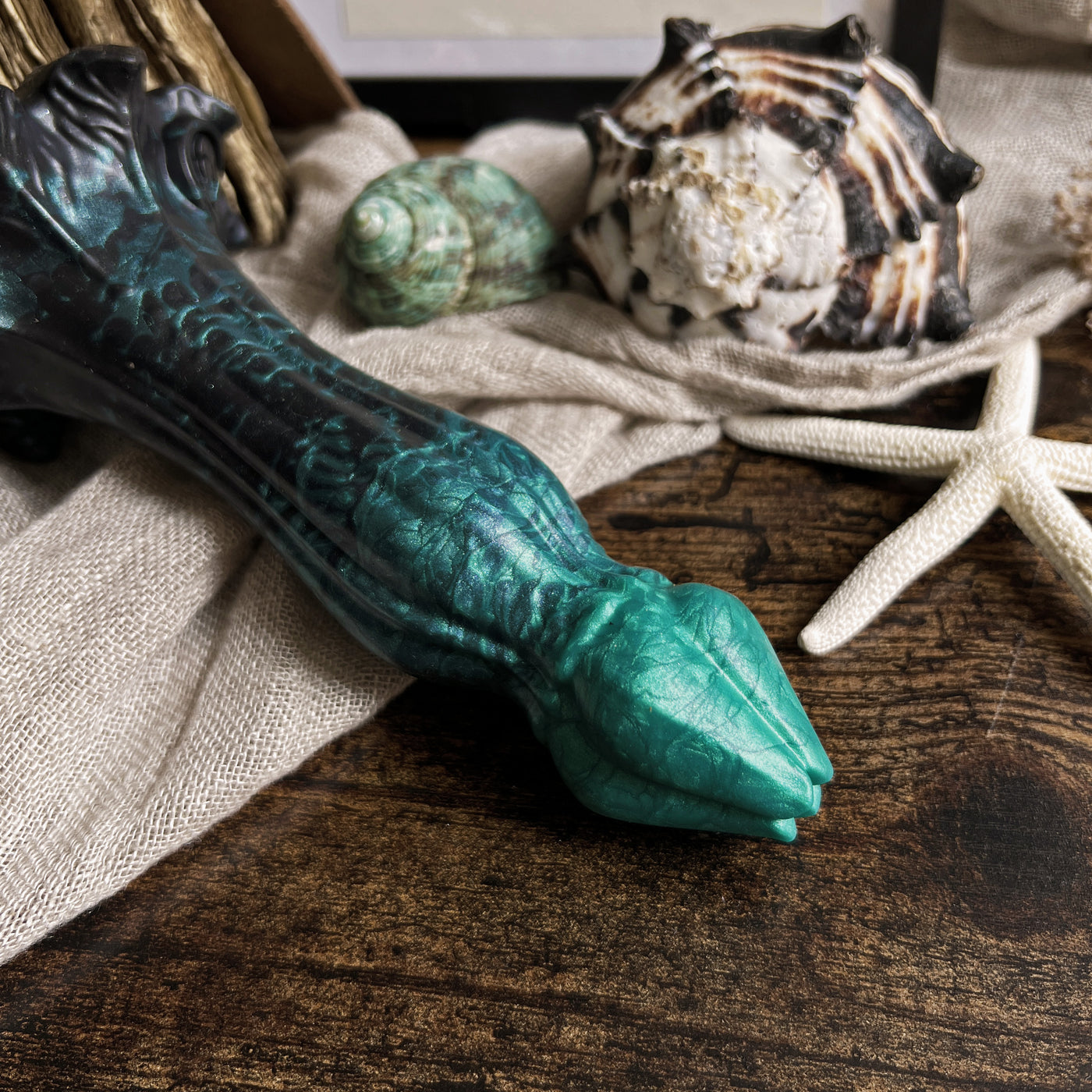 Dildo vert et noir avec des marbrures en silicone, le sextoy Nymf Tulipe est une création artisanale luxueuse inspiré de l'univers de la botanique fantaisie