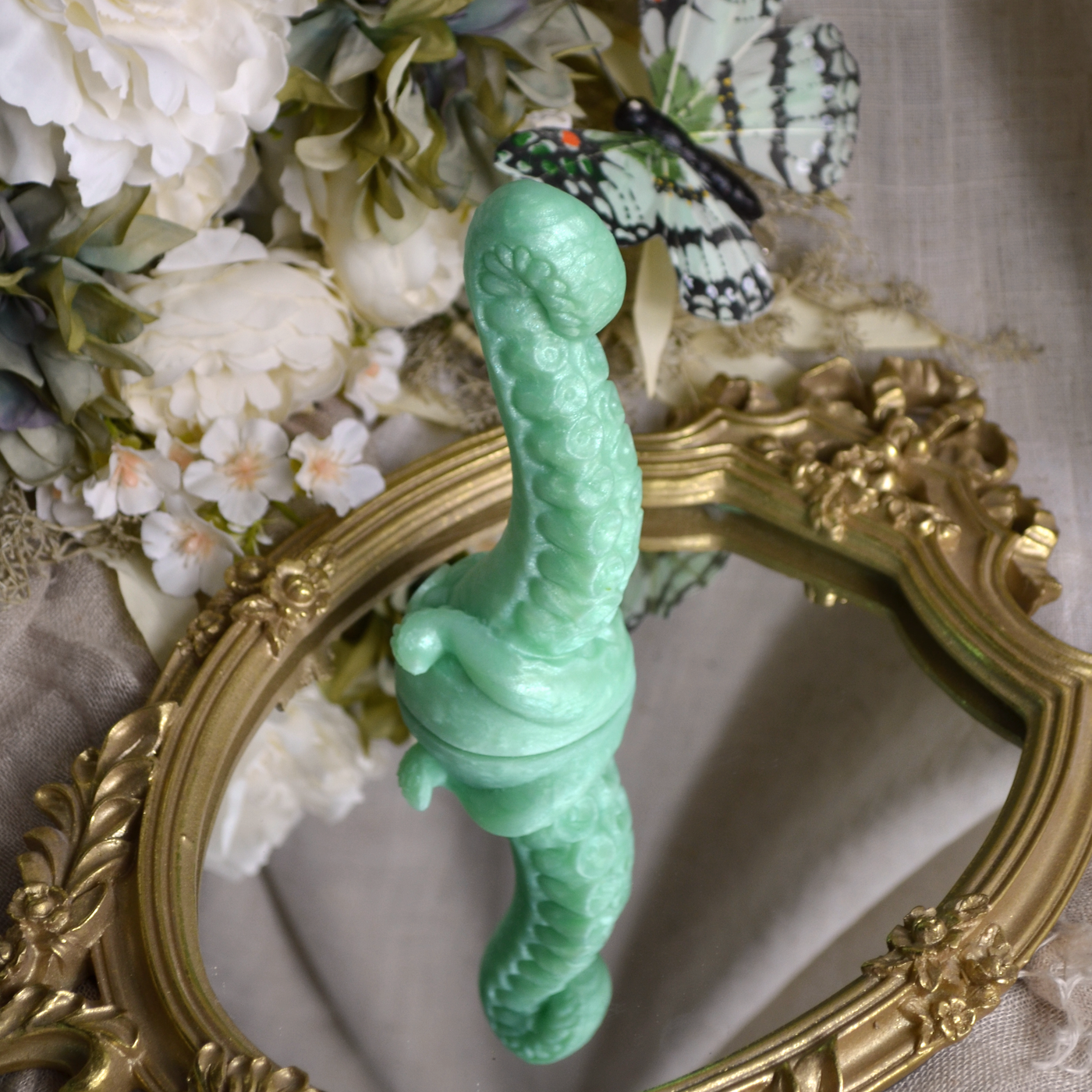 Dildo fantasy en forme de tentacule enroulée vert pastel de la marque Fera Daemon