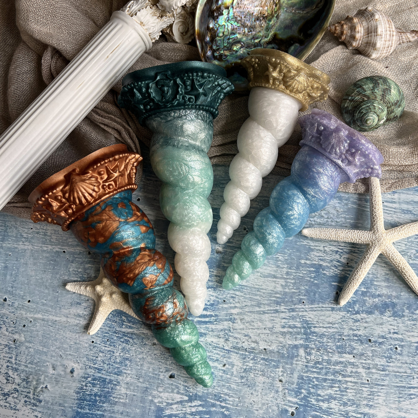 Dildos cornes de licorne multicolores en silicone moelleux, le modèle Fênra Océa de Fera Daemon.