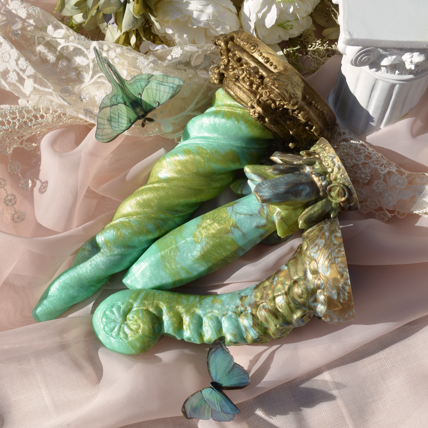 Dildos Fera Daemon dans le coloris vert marbré Relique Elfique. Des dildos fantasy en silicone à l'esthétique féérique.