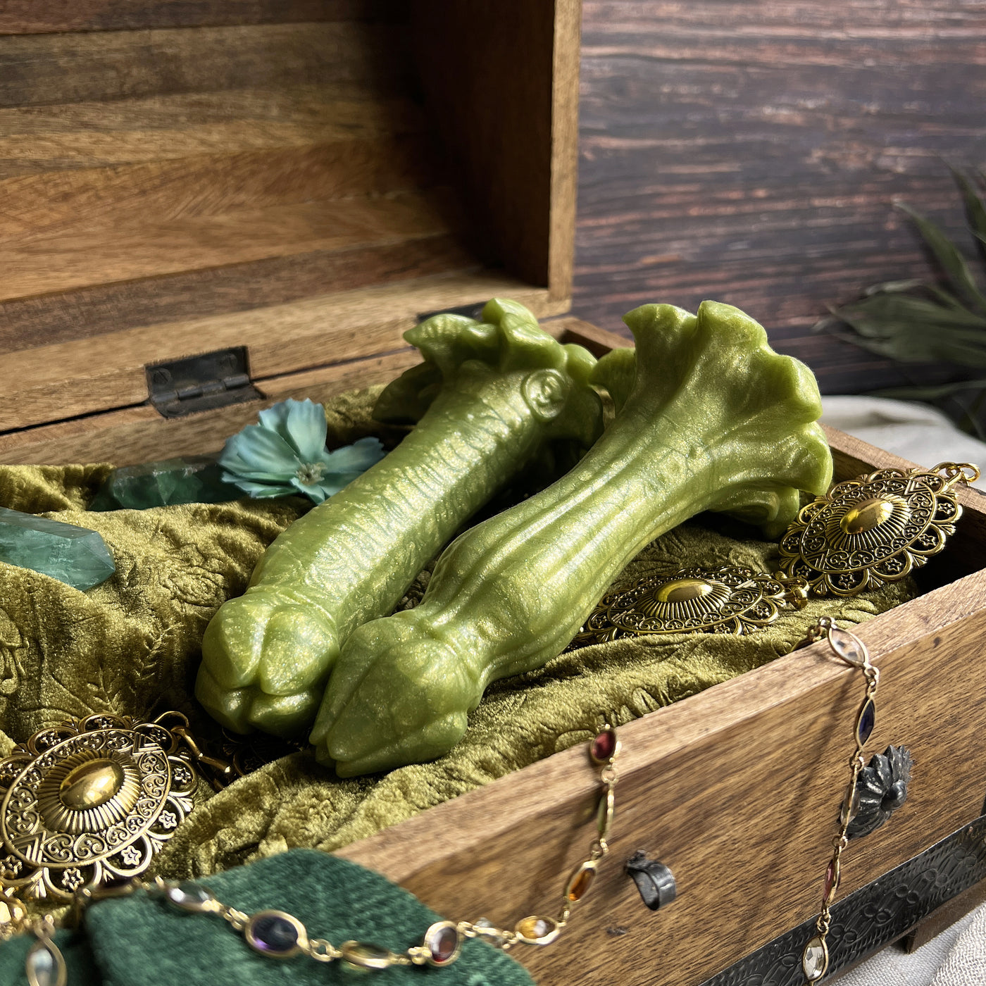 Dildos fantasy en forme de fleur de couleur vert pomme, des sextoys haut de gamme personnalisable et artisanal