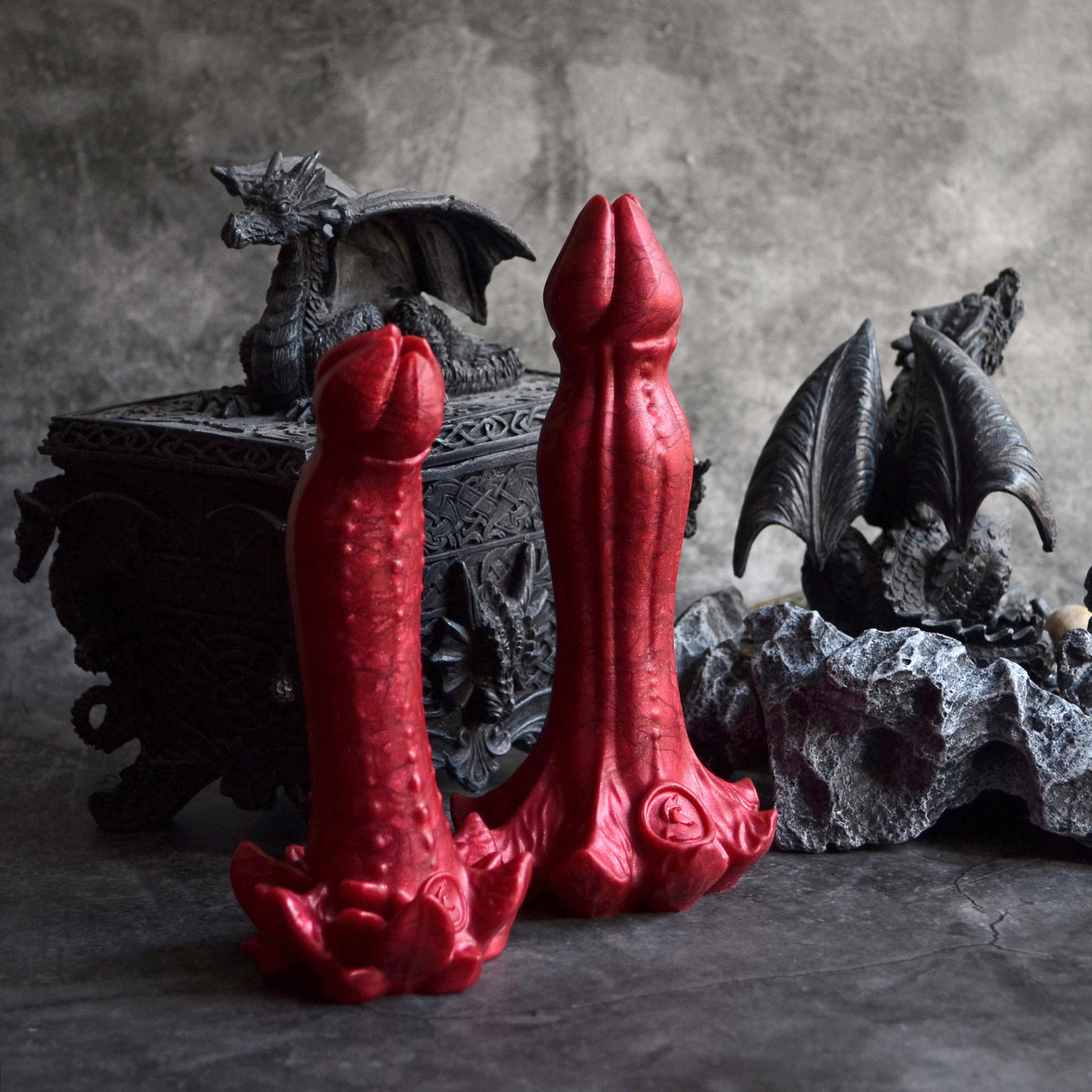 2 dildos fantasy rouge rubis en forme de fleur, le modèle Nymf de la marque Fera Daemon