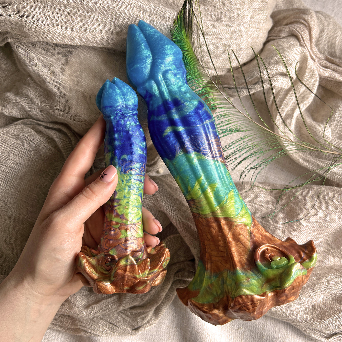 Dildos en forme de fleur multicolore avec des marbrures en silicone turquoise, bleu, vert et cuivre