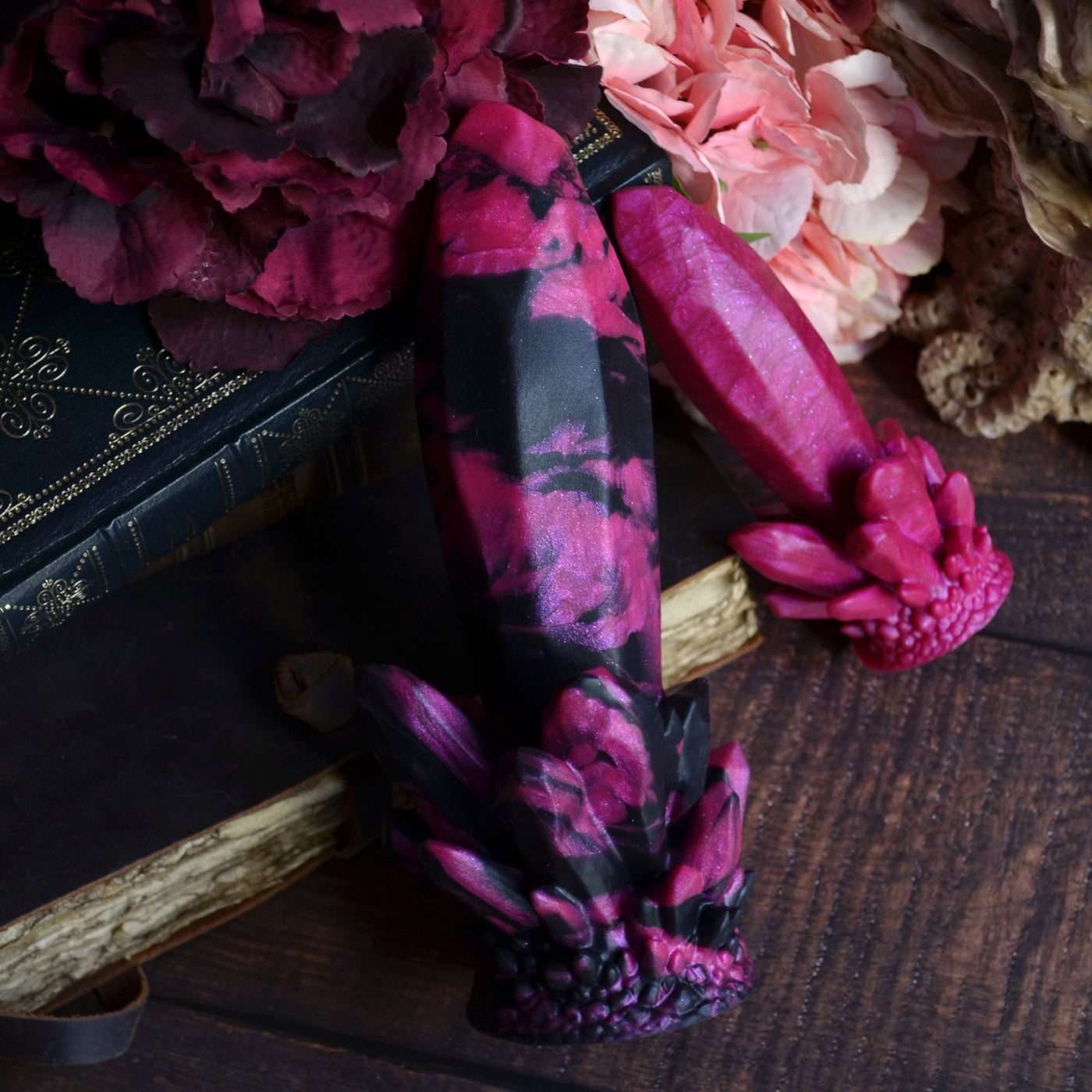 Deux dildos cristaux du modèle Echo avec un design non-genré de couleur rose framboise