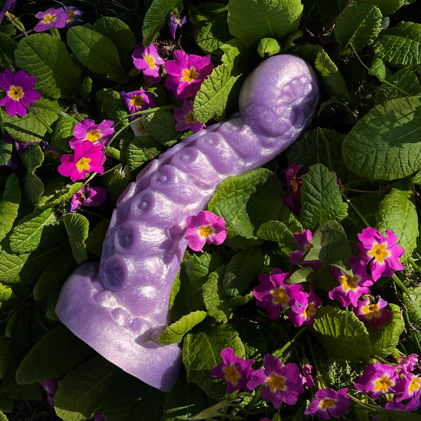 Enorme dildo tentacule lilas en silicone mou pour strapon idéal pour le pegging.