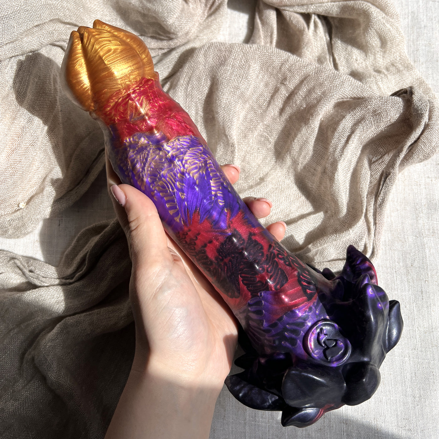 Enorme sextoy dragon fantasy en silicone multicolore, Nymf Oeildragon est un gode personnalisable et artisanal fabriqué en France
