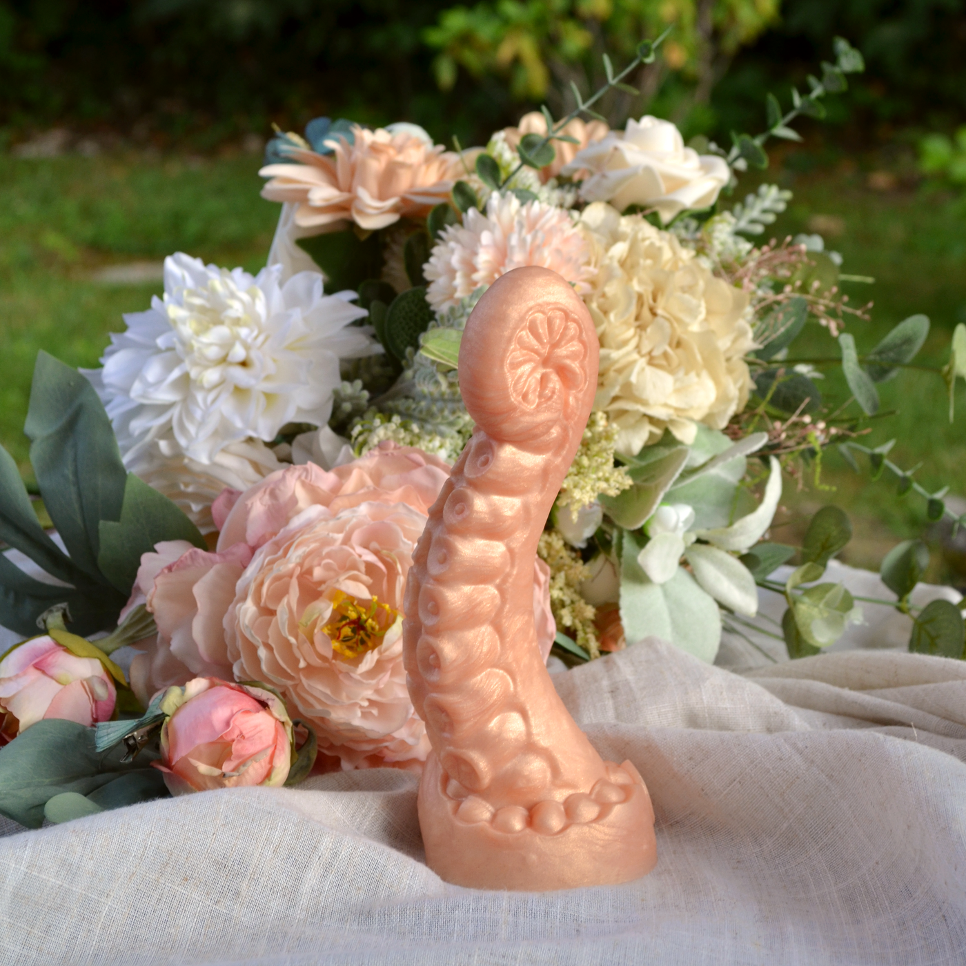 Dildo tentacule pêche à l'esthétique fairycore de la marque de sextoys artisanaux Fera Daemon.