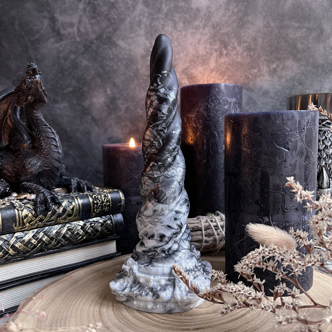 Beau sextoy noir et blanc en silicone médical, ce dildo licorne de Fera Daemon s'inspire des motifs du marbre