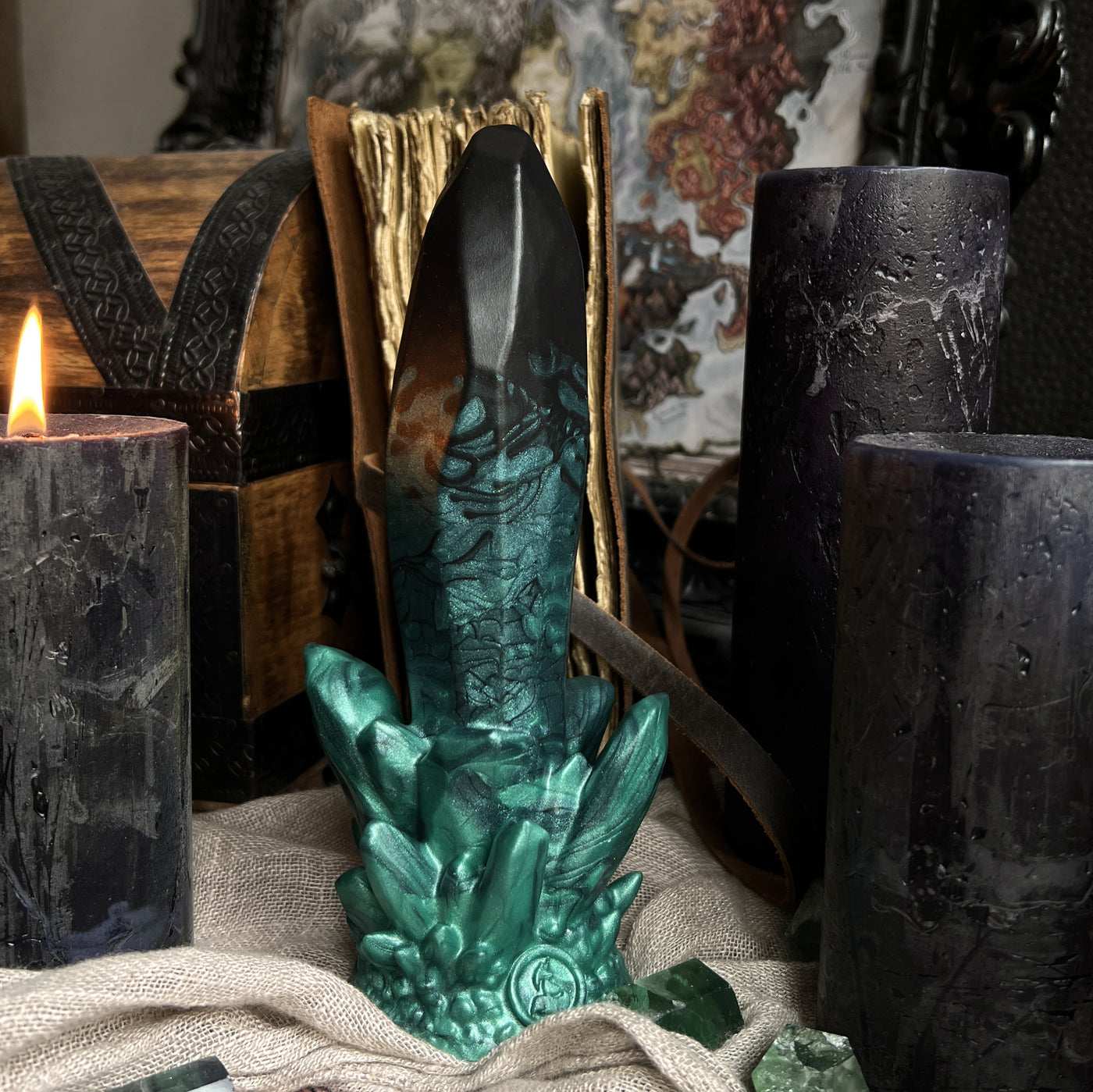 Dildo gothique noir et vert en forme de cristal fantasy, Echo est un sextoy en silicone au style sombre et BDSM