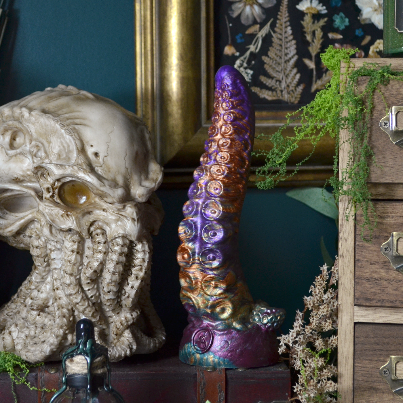 Nea Elixir, le dildo tentacule violet de Fera Daemon. Un sextoy en silicone médical au style witch et dark academia.