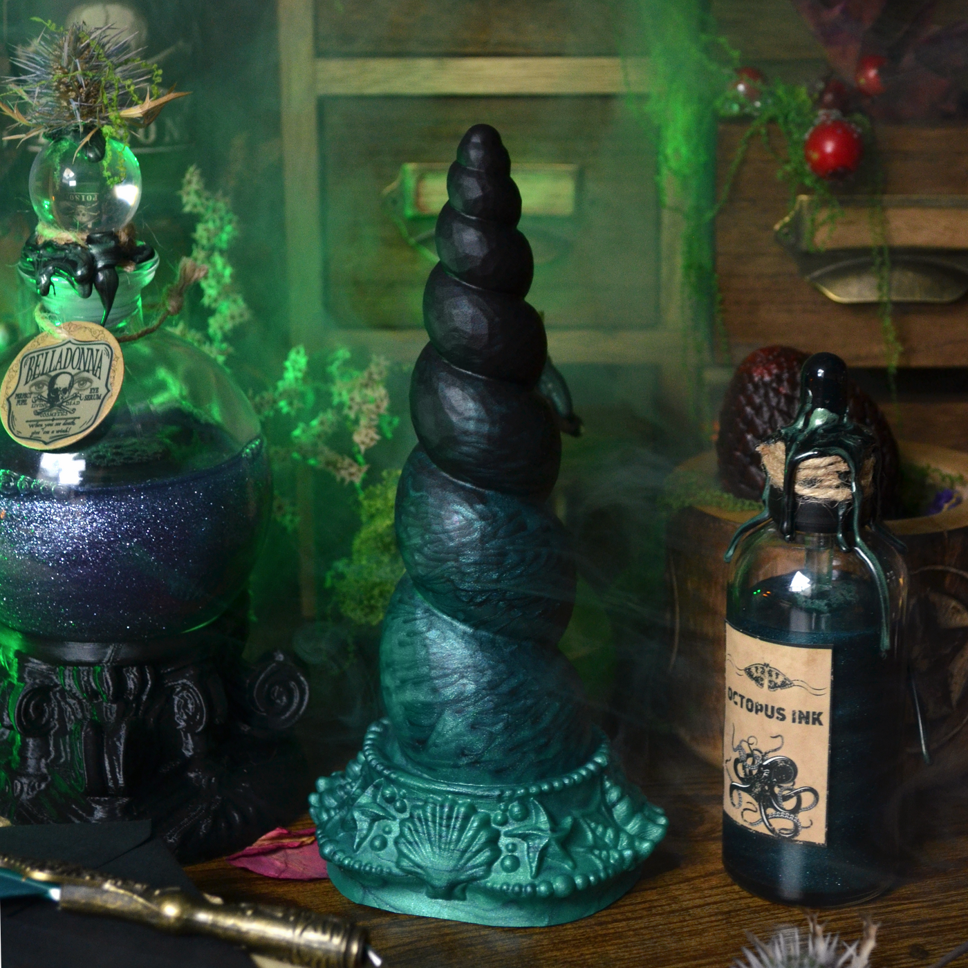 Gode licorne vert et noir au style BDSM et gothique. Un sextoy fabriqué en France par Fera Daemon pour Halloween.
