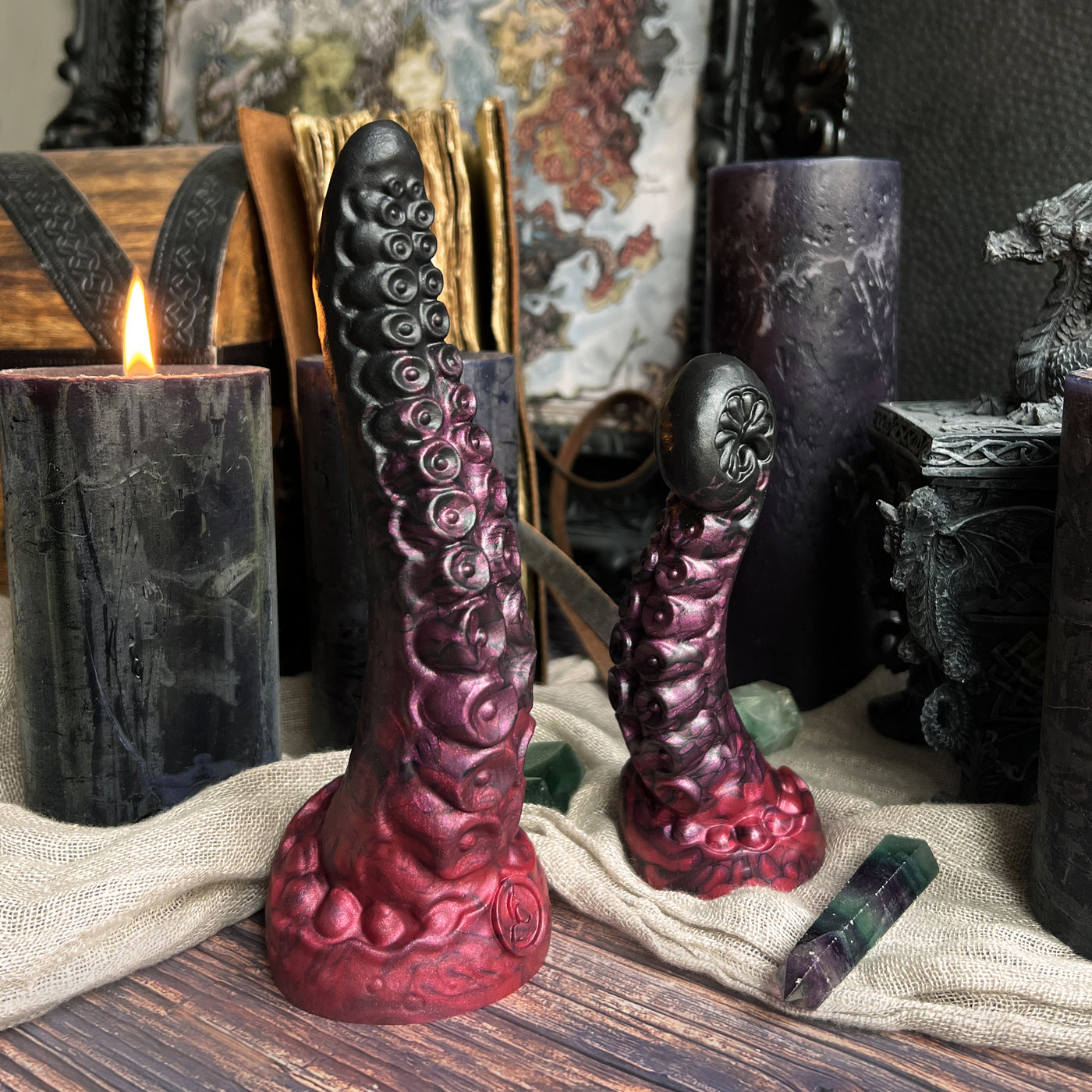 Gode en silicone médical inspirée d'une tentacule, Néa Vampirique est un sextoy rouge et noir de Fera Daemon