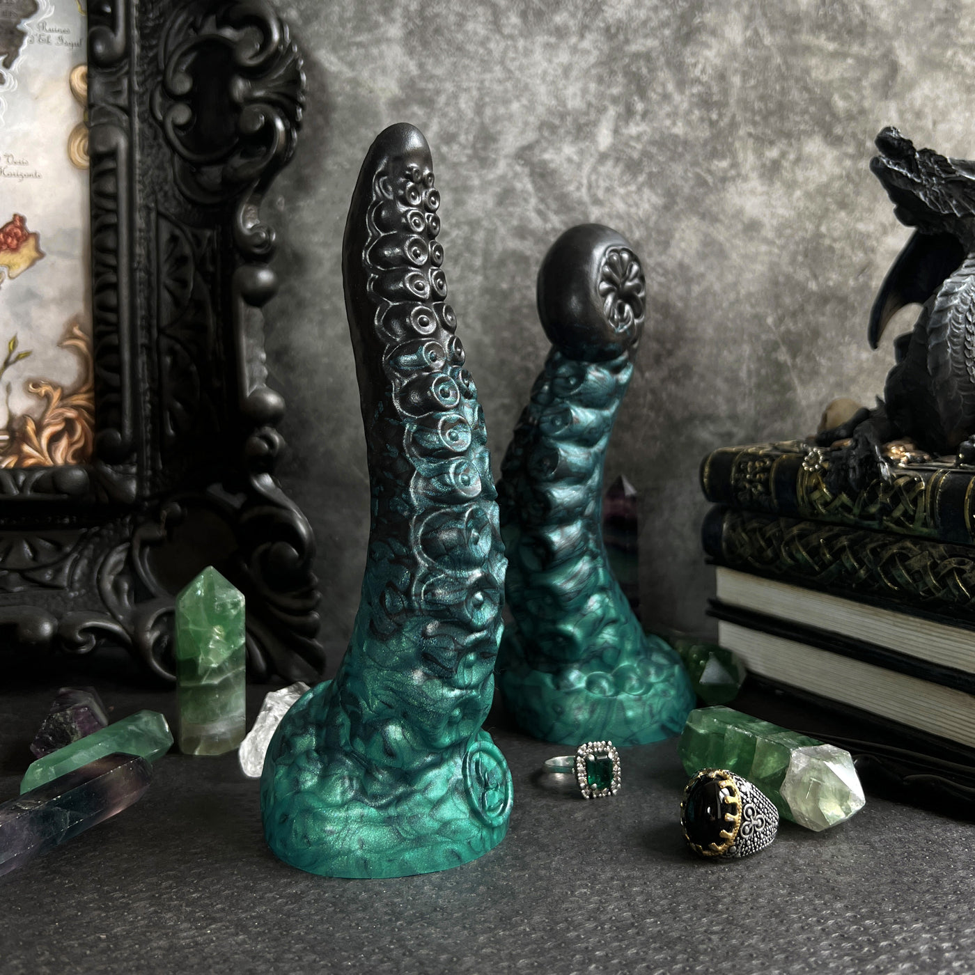 Gode noir et vert en forme de tentacule dark fantasy. Néa Occulte est un beau sextoy en silicone au style gothique.