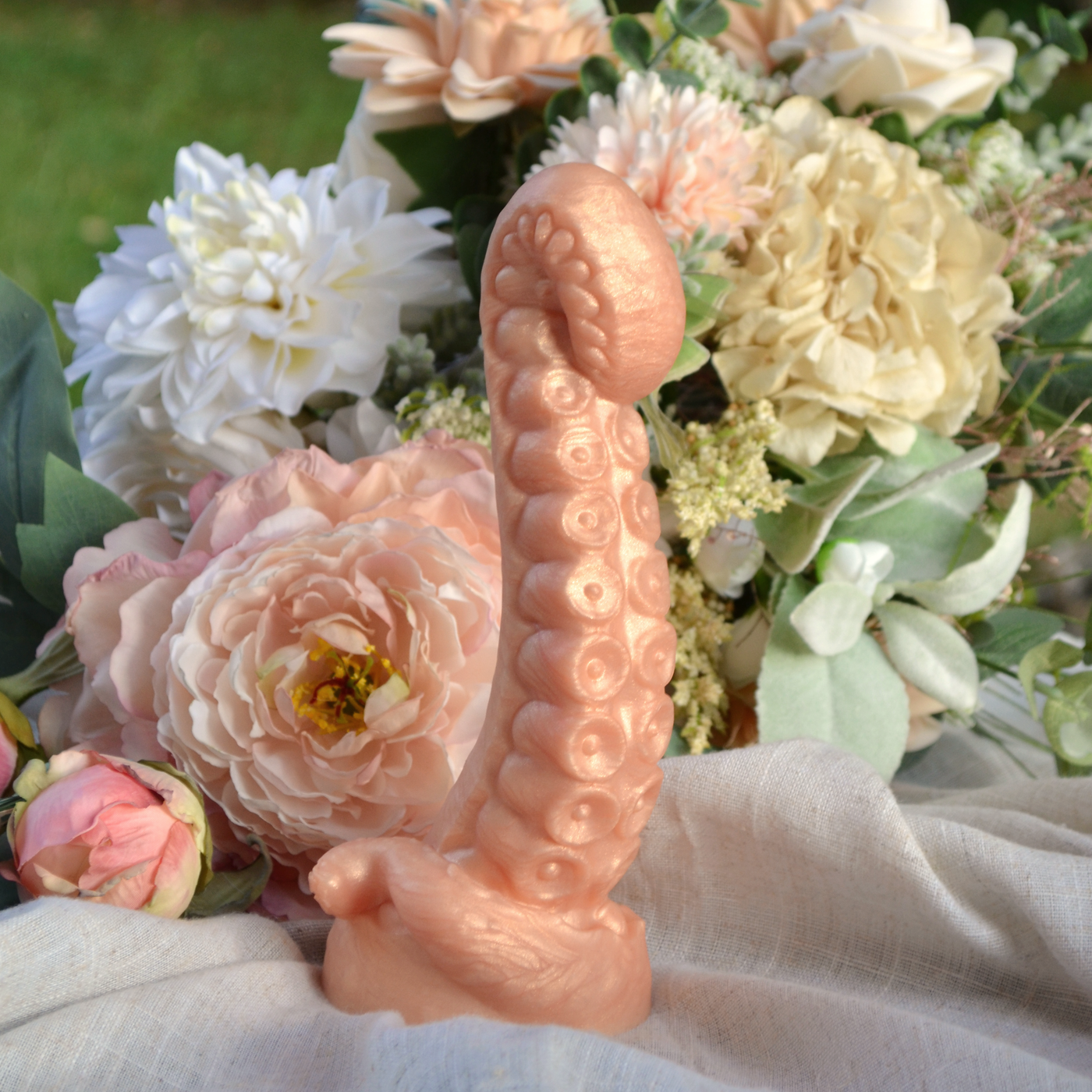 Gode tentacule orange pastel fabriqué en France par la marque de sextoys Fera Daemon