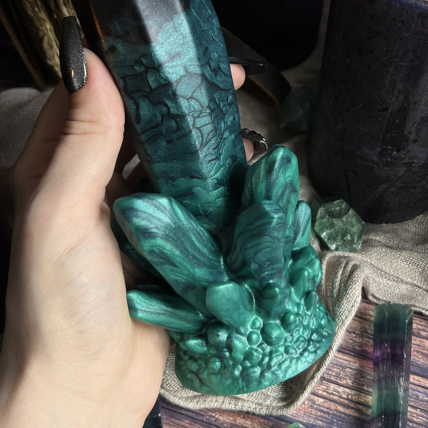 Marbrures dans le silicone des cristaux vert d'Echo Occulte, un effet artisanal et artistique rare pour un sextoy