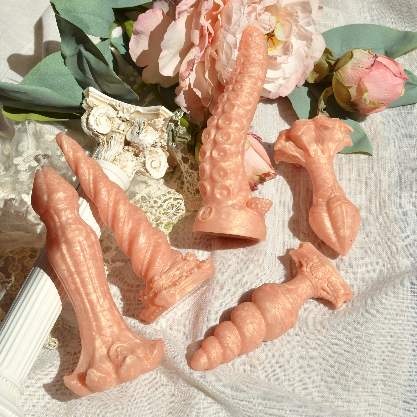 Des sextoys egirl et kawaii en silicone orange pastel de la marque Fera Daemon