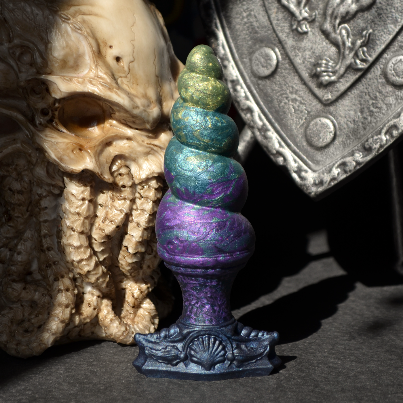Plug anal multicolore de Fera Daemon inspiré d'une corne de licorne. Un beau sextoy en silicone à l'esthétique Dark Academia.