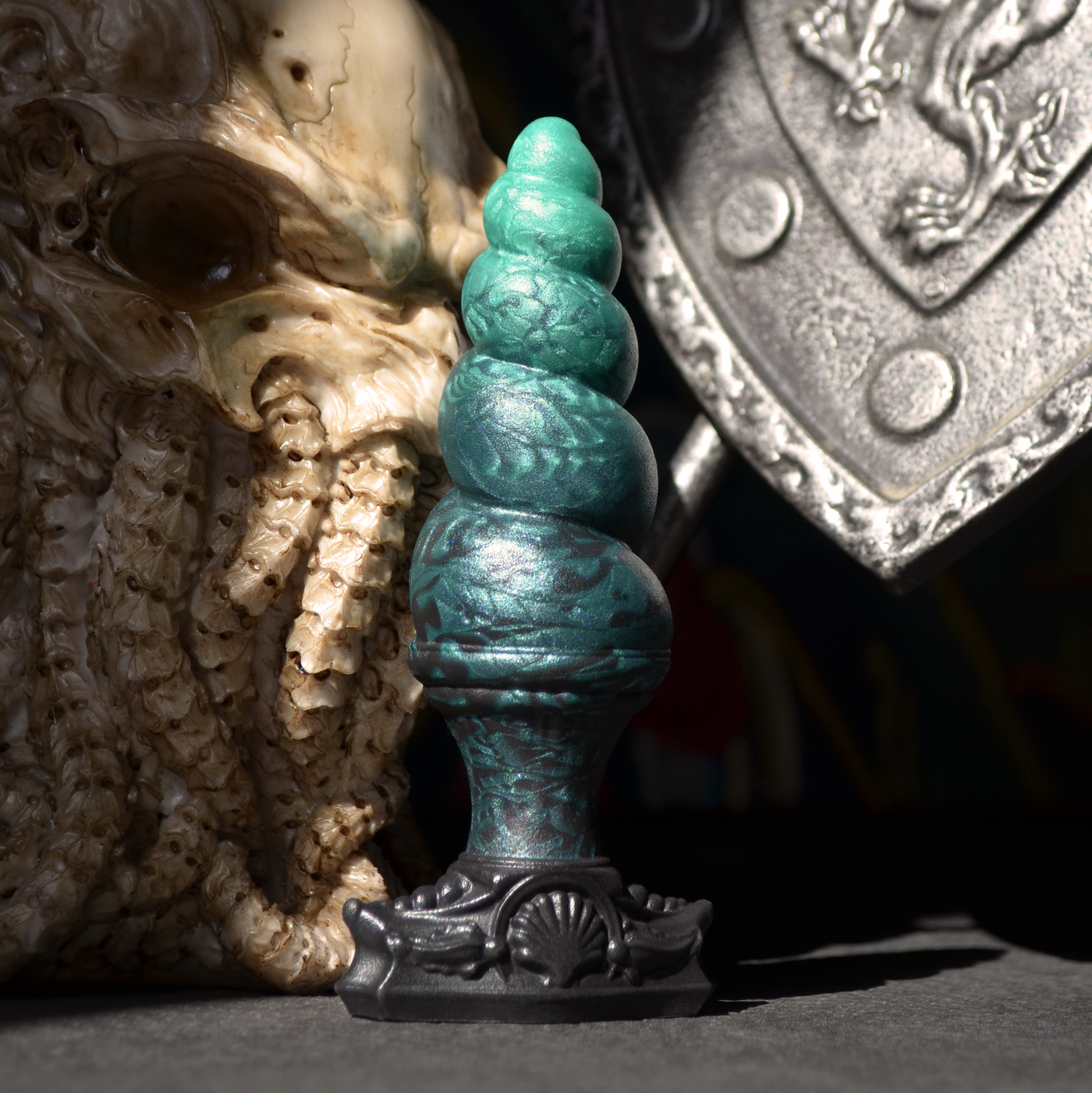 Plug anal vert et noir en silicone de la marque de sextoys Fera Daemon dans un style Dark Fantasy