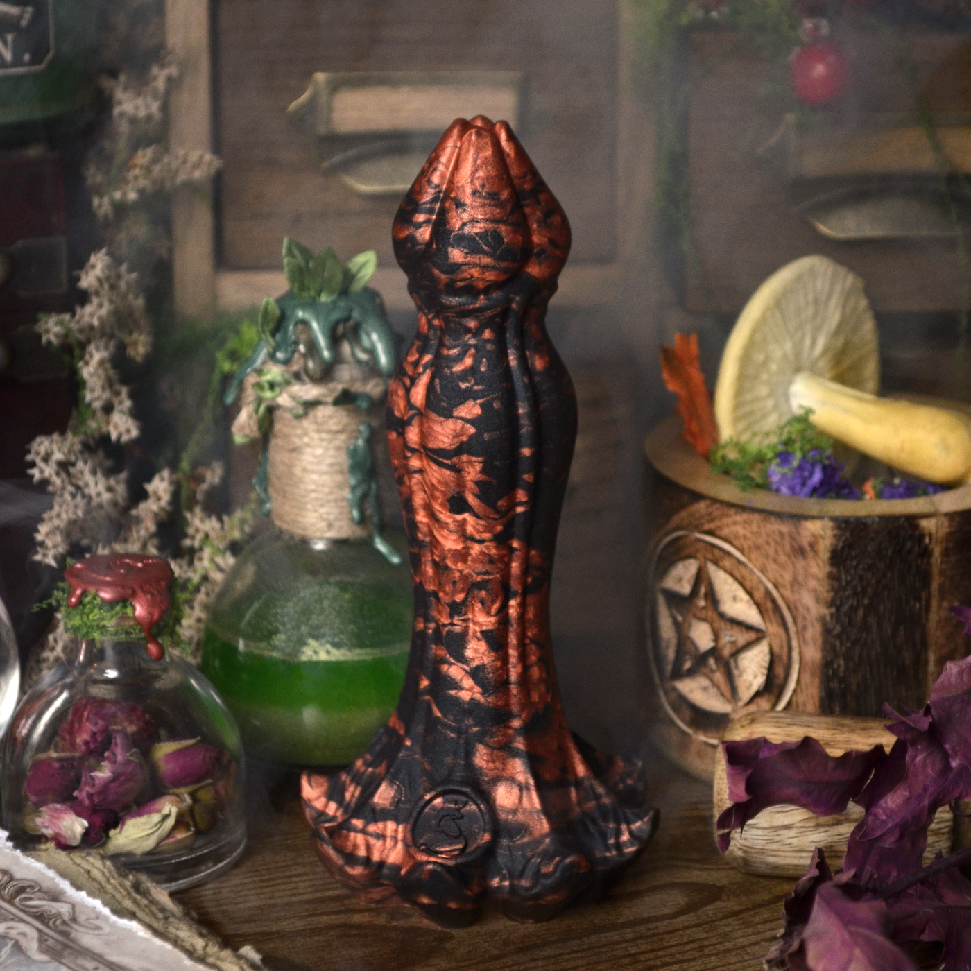 Sextoy fantasy floral noir et cuivre de Fera Daemon, Nymf est un dildo en silicone médical au style witch