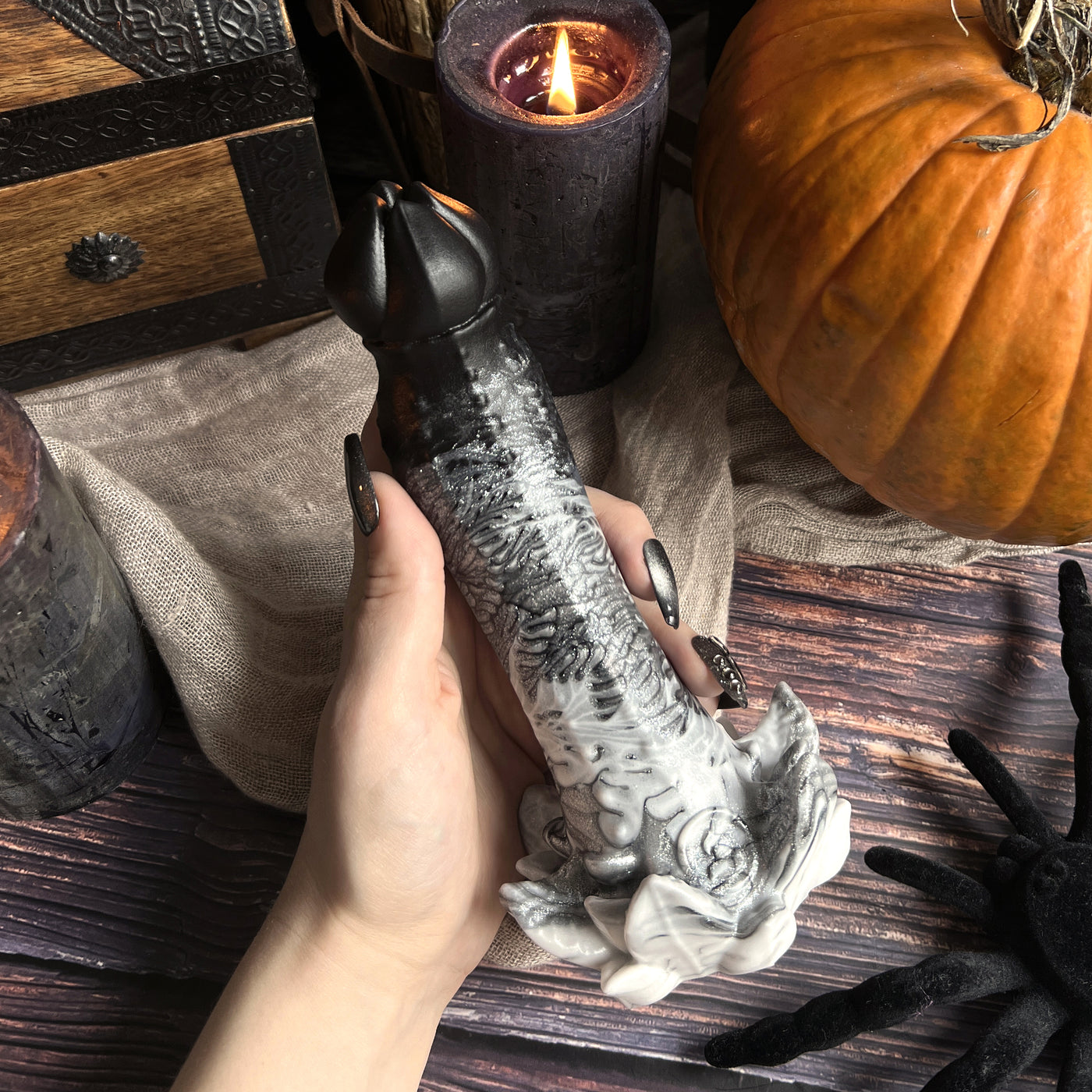 Sextoy d'halloween de Fera Daemon, Nymf Palais Hanté est un gode noir et blanc avec de belles marbrures