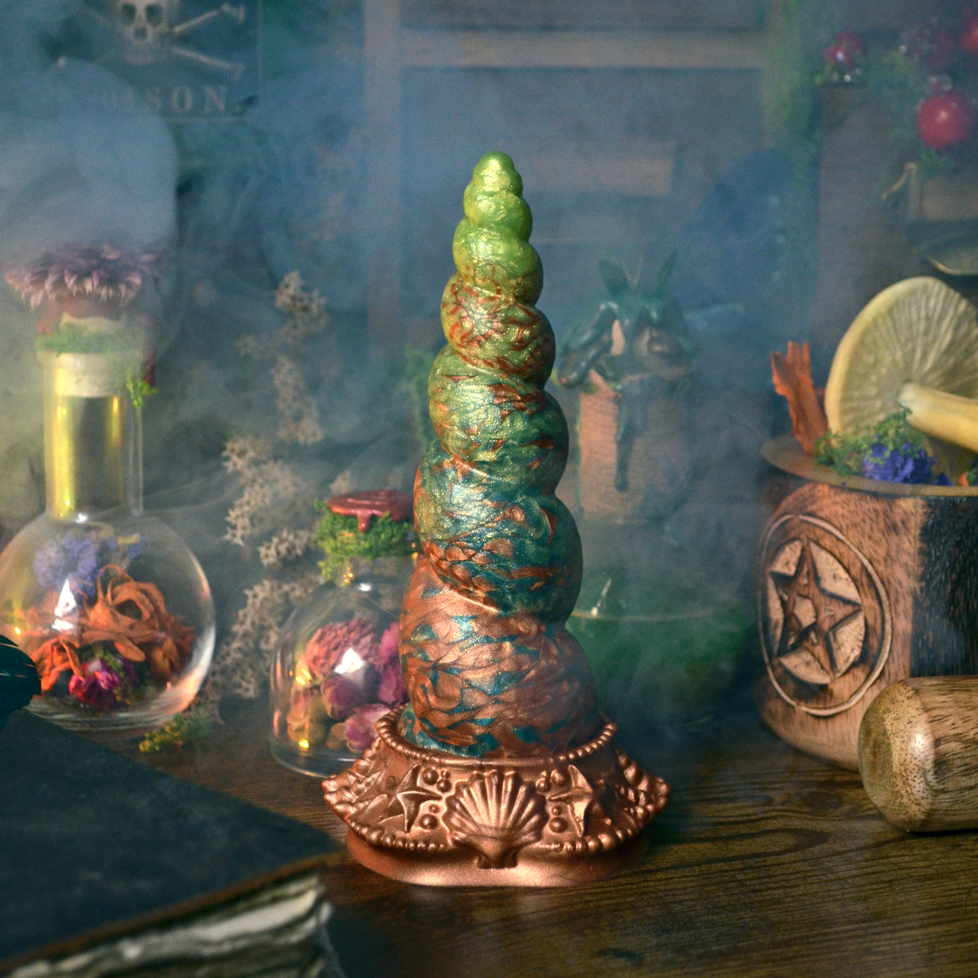 Sextoy licorne en silicone de Fera Daemon. Fênra Equinoxe est un dildo witchy à la teinte vert et cuivre automnale.