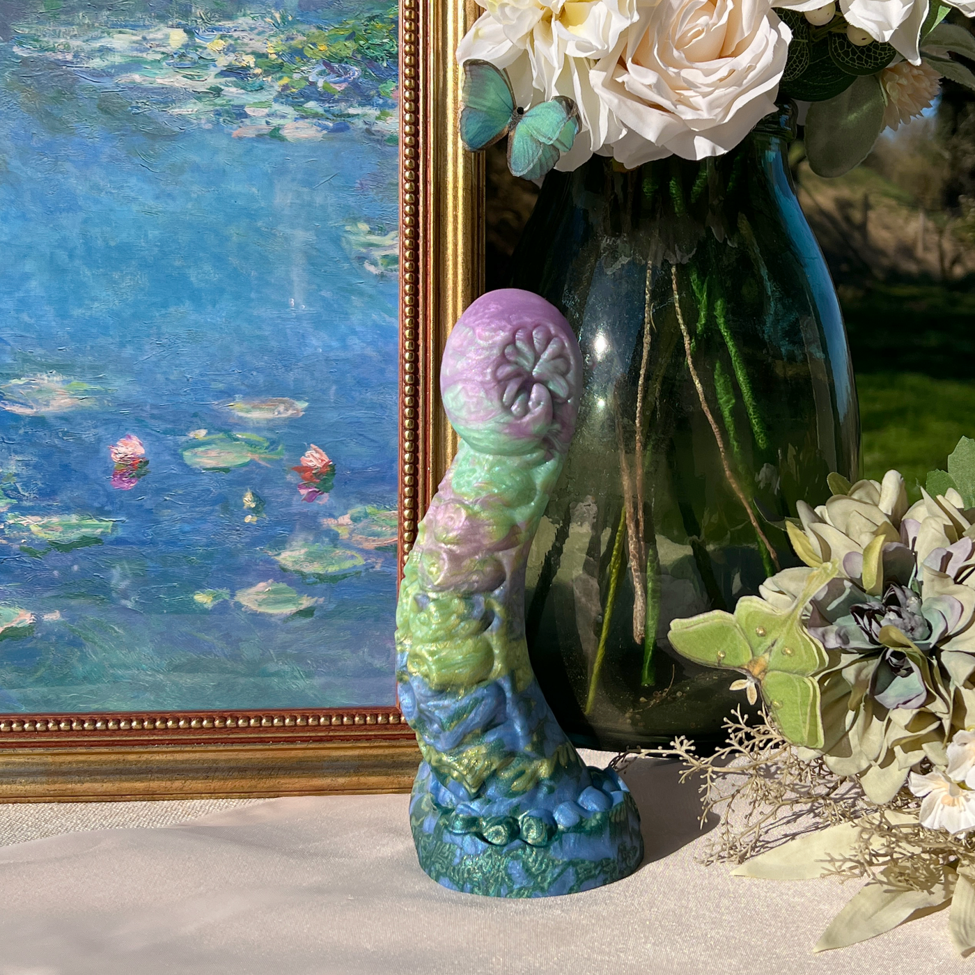 Sextoy queer tentacule de Fera Daemon en silicone médical dans le coloris Nymphéas inspiré de Monet.