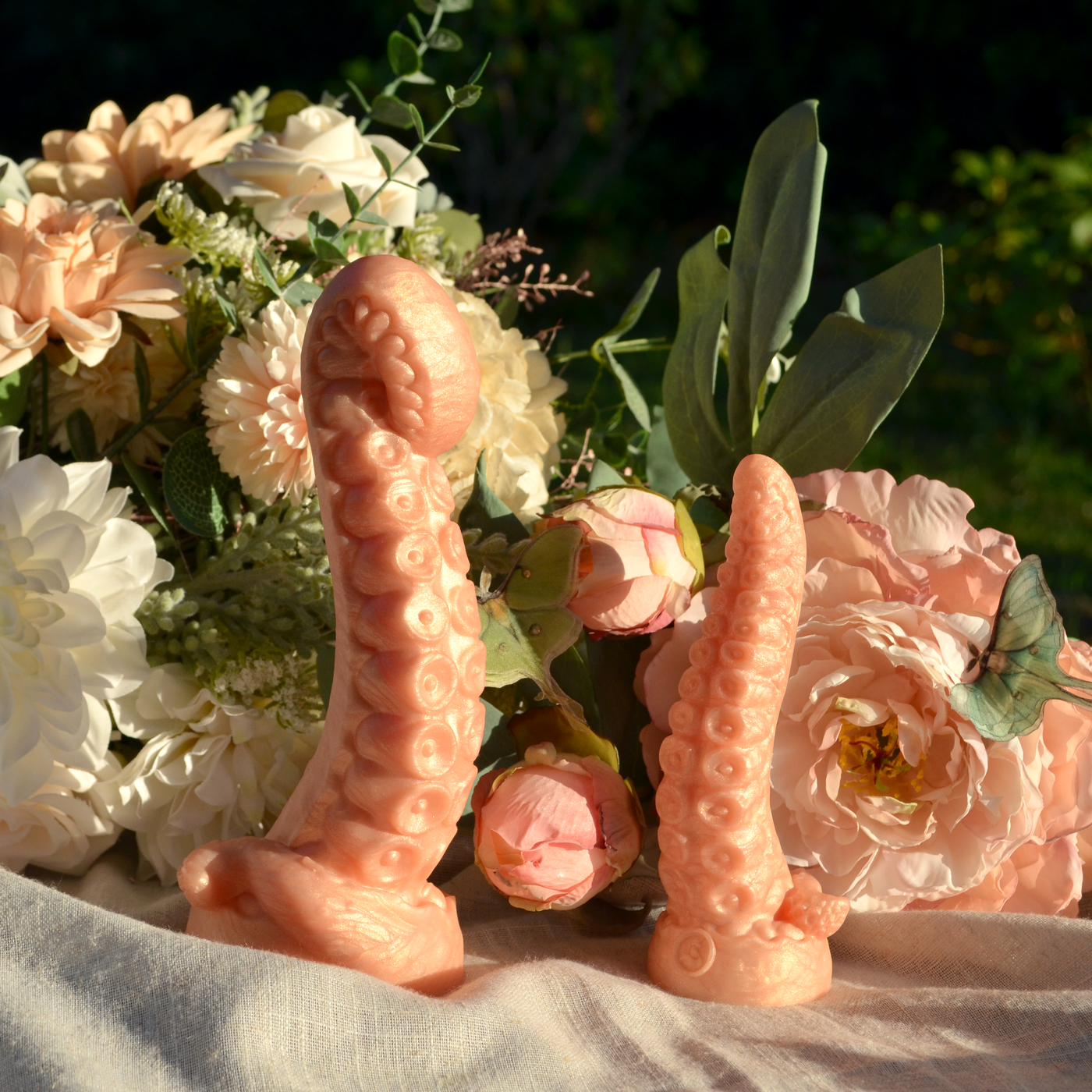 Sextoy tentacule orange de Fera Daemon, un gode ventouse texturé en silicone biocompatible