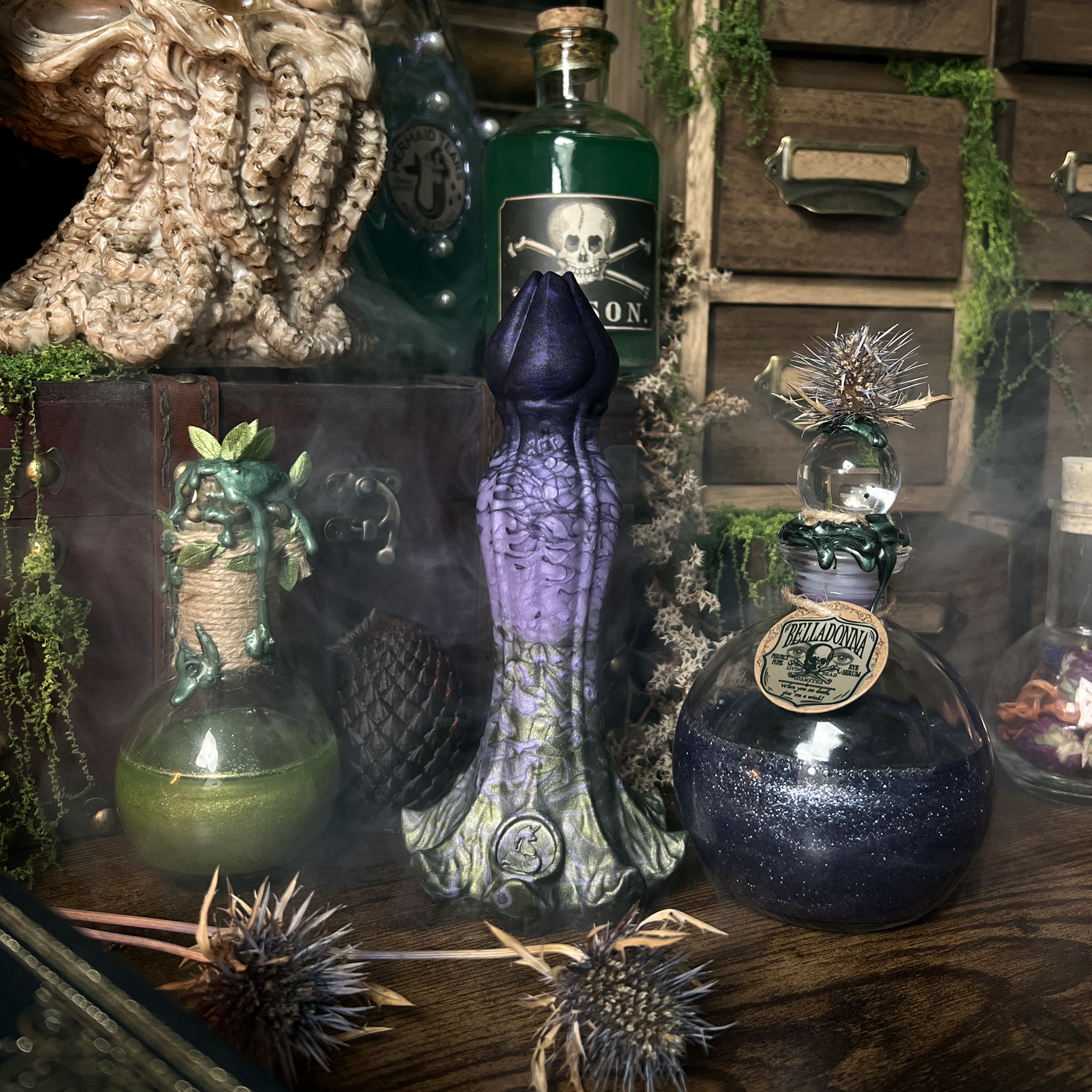 Gode gothique de Fera Daemon, un sextoy fantasy en silicone à l'ambiance sorcellerie et cabinet de curiosités