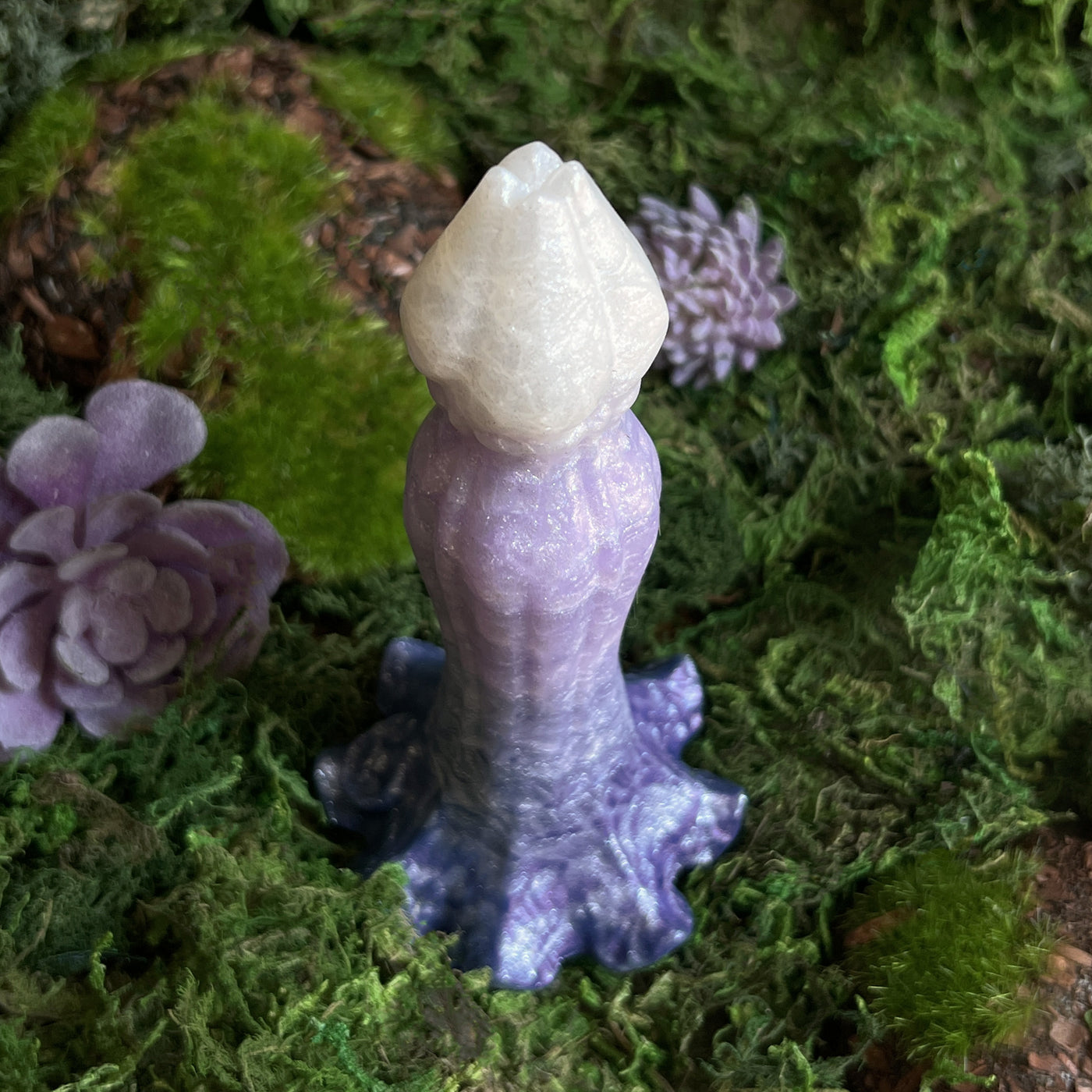Gode bulbe floral en dégradé de blanc en silicone doux, Nymf Daemellys est un dildo droit avec un petit knot