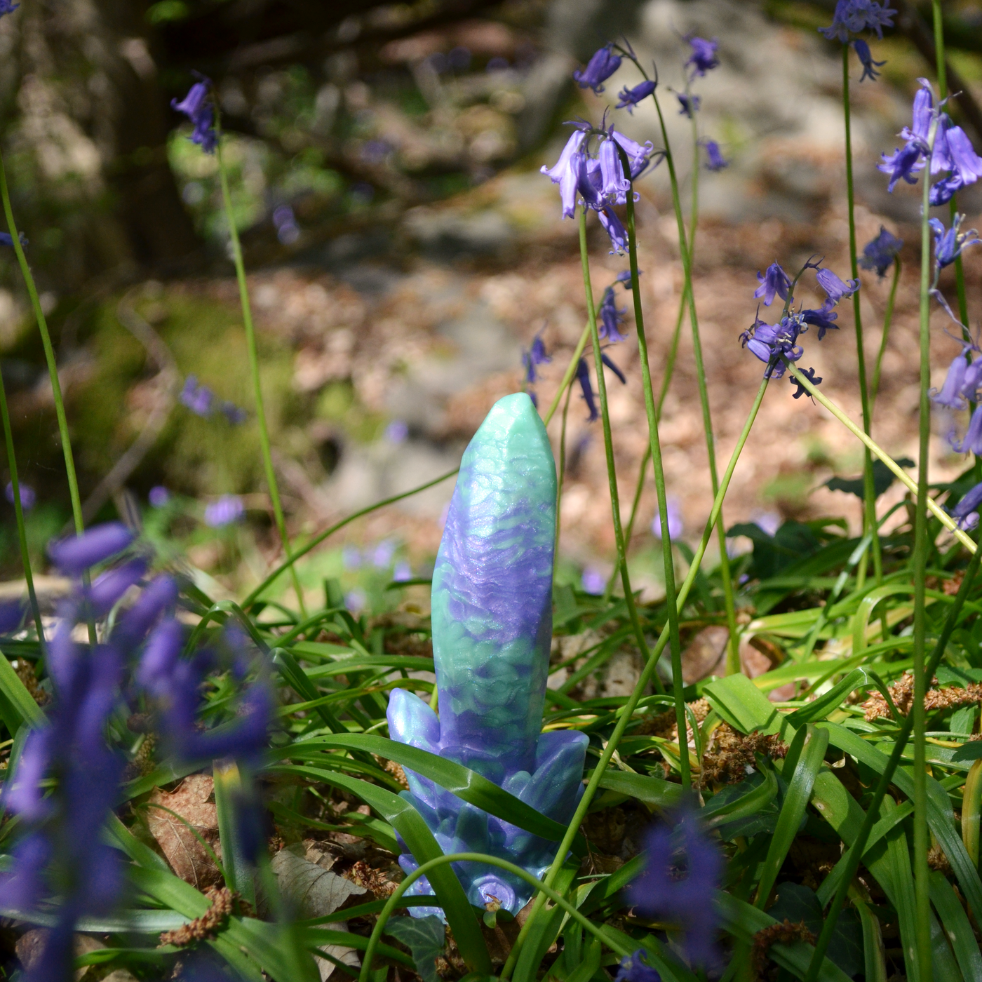 Gode cristal fantaisie vert et lilas inspiré d'une géode brute de la nature avec. Un gode original à l'esthétique fairycore.