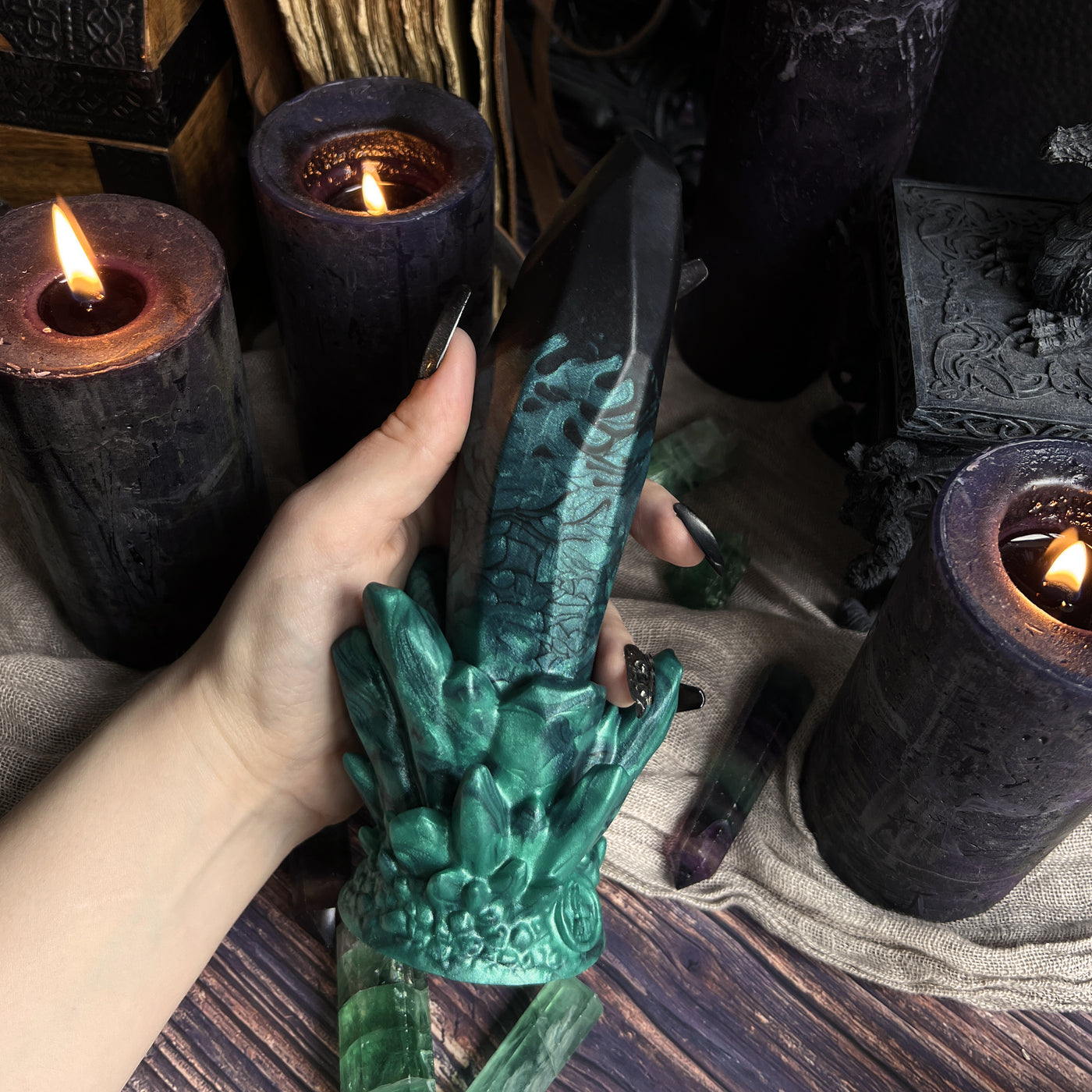 Gode cristal gothique noir et vert inspiré d'une géode, Echo Occulte est un sextoy artisanal en silicone médical