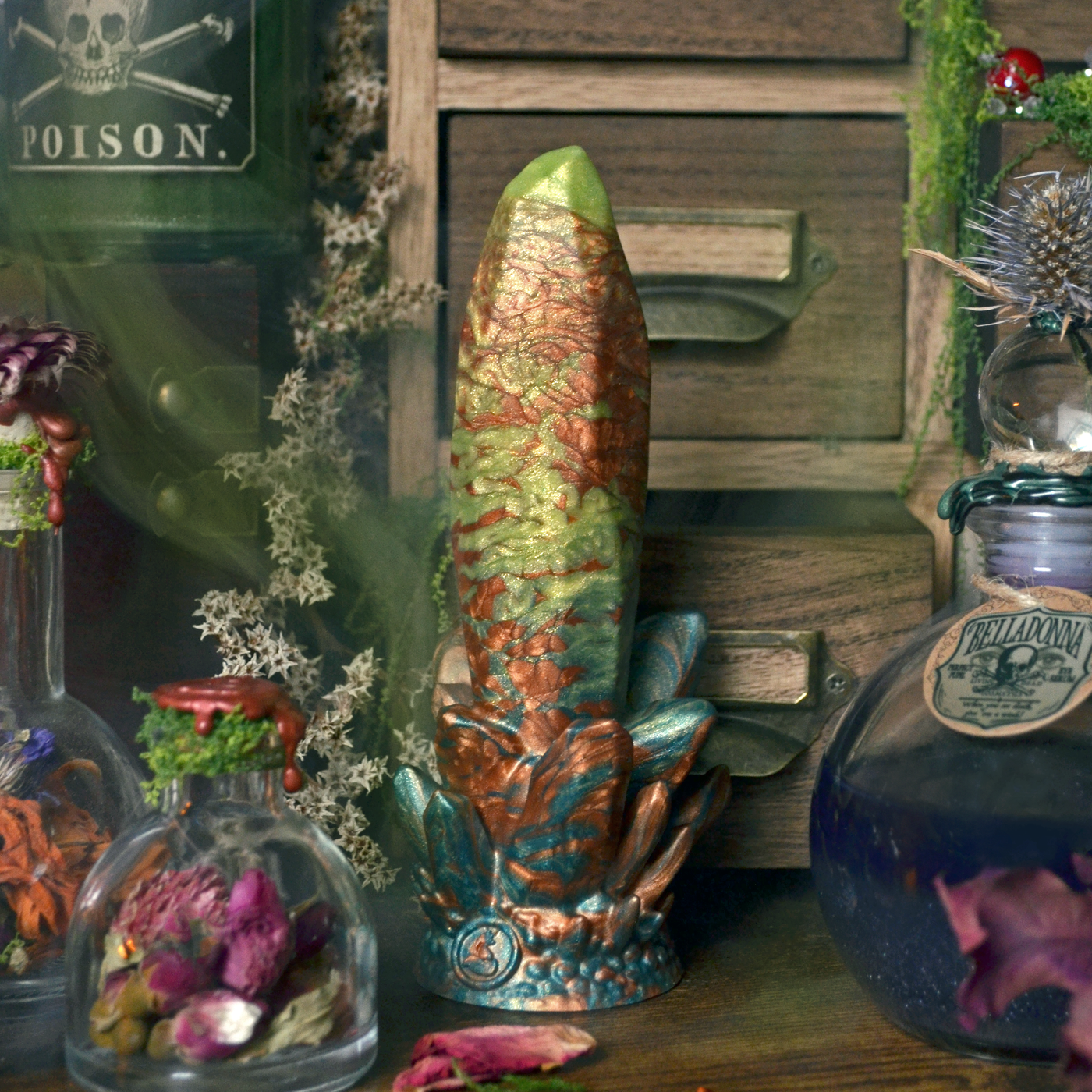 Gode cristal vert et orange. Echo Equinoxe est un sextoy fantasy automnal en silicone médical créé pour Halloween par Fera Daemon.