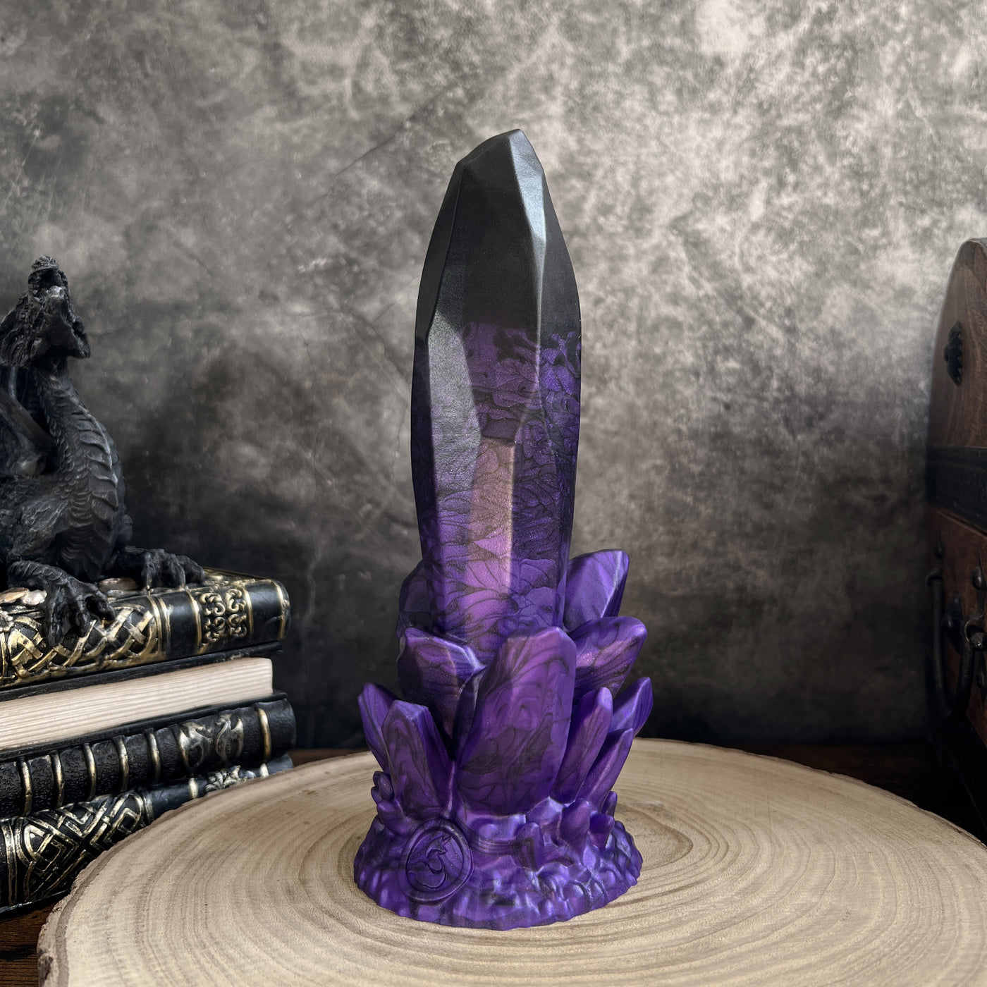 Gode cristal violet et noir, un sextoy inspiré des pierres précieuses et des minéraux de la dark fantasy